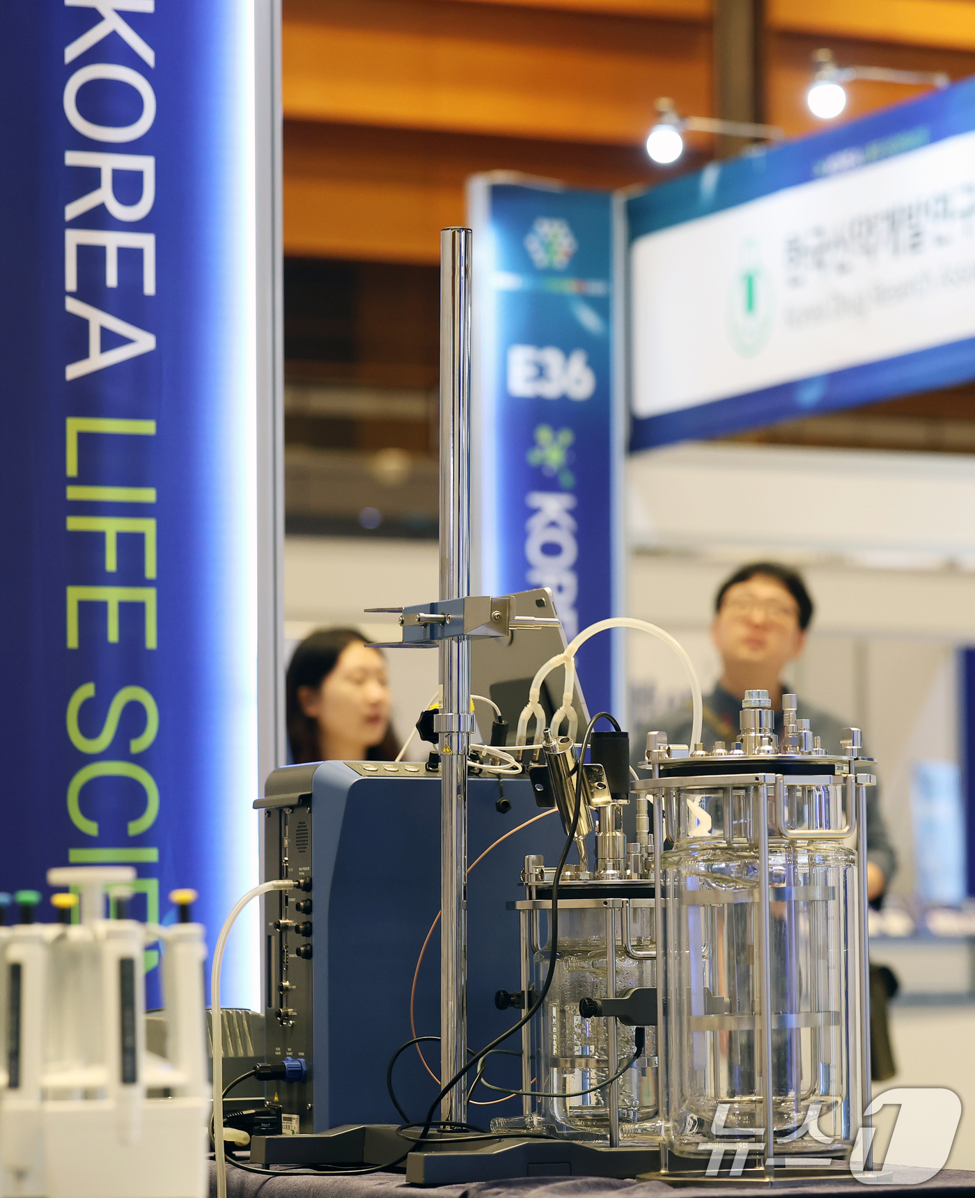 (서울=뉴스1) 오대일 기자 = 30일 서울 강남구 코엑스에서 열린 '코리아 라이프사이언스 위크 2025'에서 방문객들이 전시 부스를 살펴보고 있다.제약·바이오헬스, 의료제품 등 …