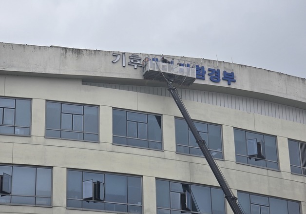 AI센터 늘자 전력망 압박…산업계 "제때 전력공급 관건"