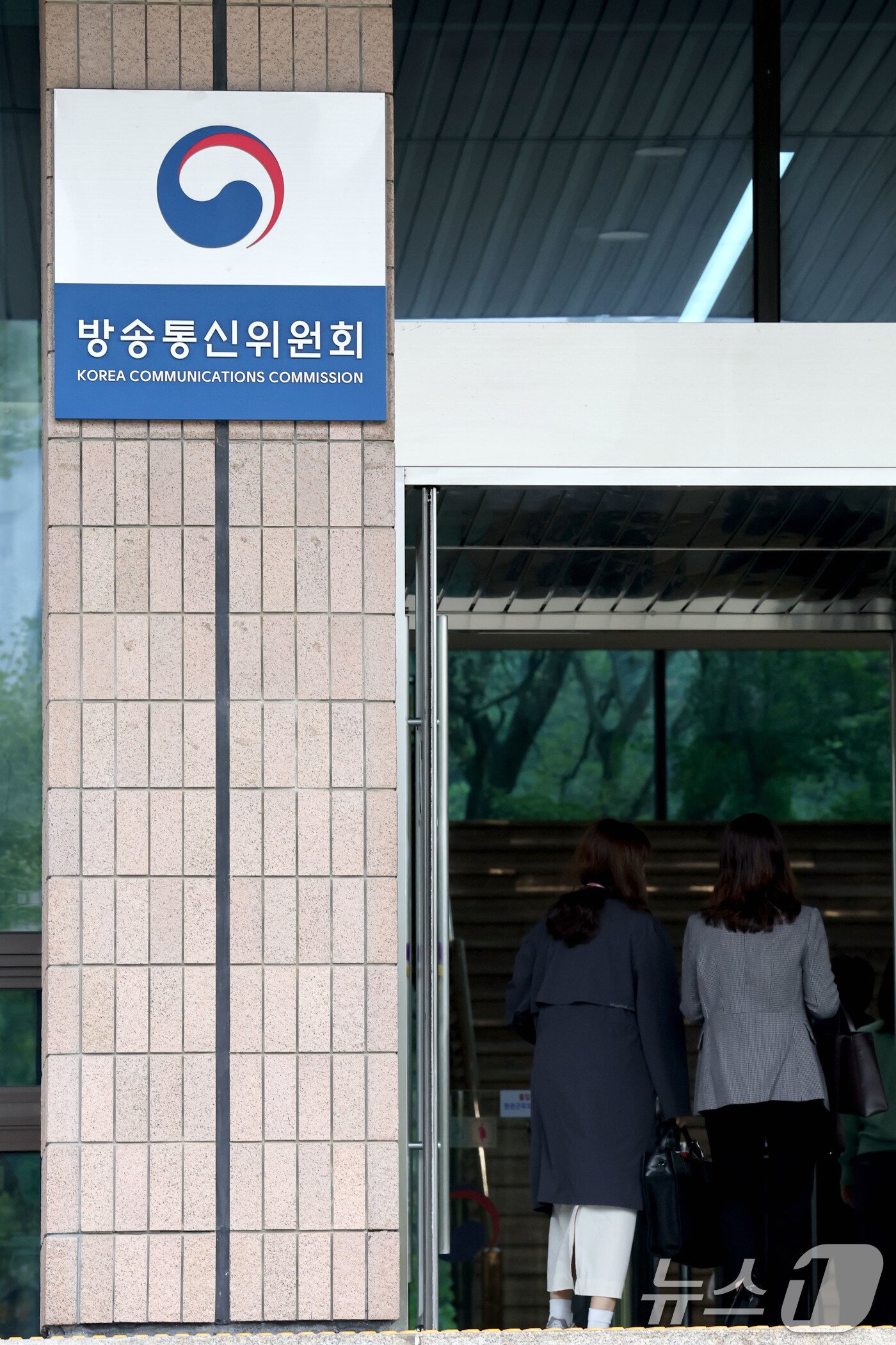 본문 이미지 - 30일 오전 경기도 정부과천청사 방송통신위원회로 직원들이 출근하고 있다. 2025.9.30/뉴스1 ⓒ News1 이광호 기자