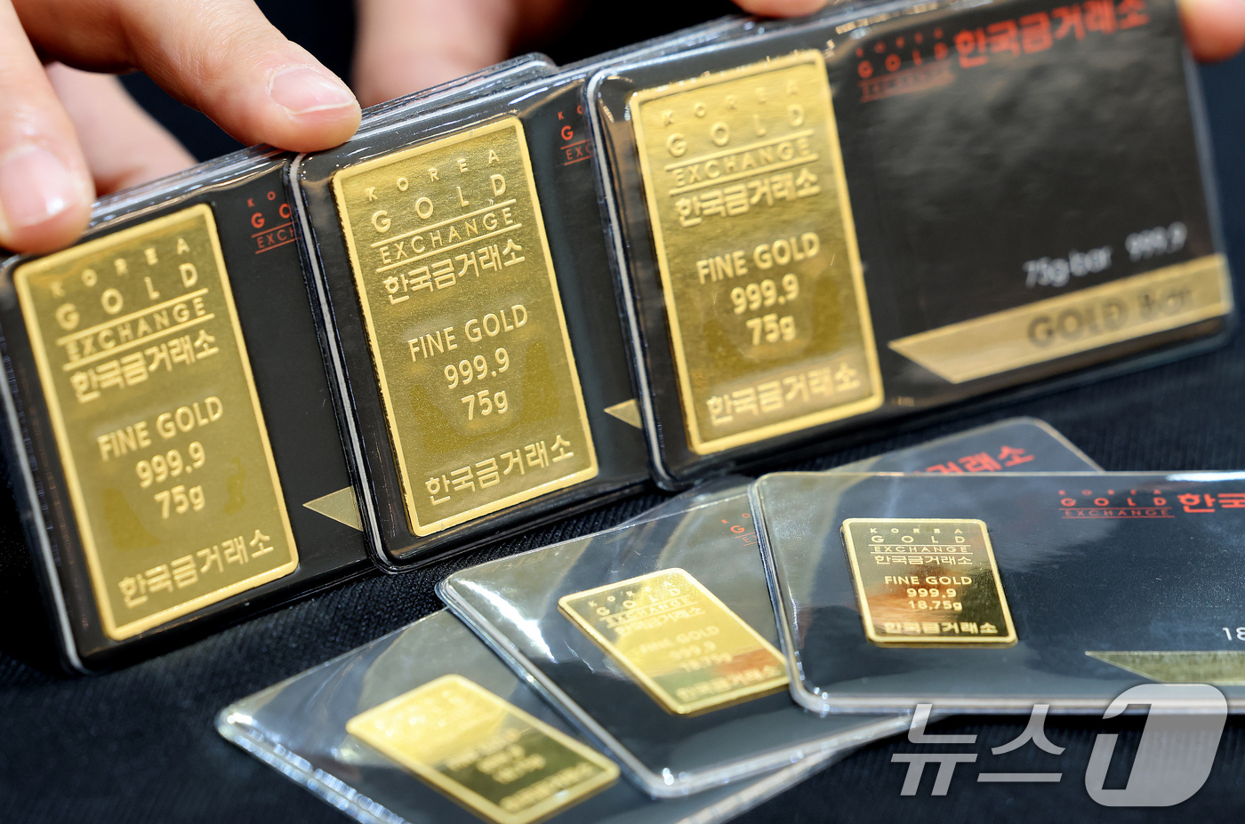 (서울=뉴스1) 이호윤 기자 = 미국 연방 정부의 셧다운 가능성이 높아지자 국제 금값이 사상 최고가인 1온스 당 3800달러를 돌파한 가운데 30일 서울 종로구 한국금거래소에서 직 …