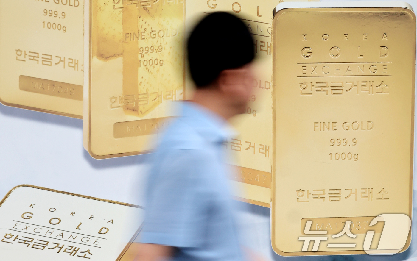 (서울=뉴스1) 이호윤 기자 = 미국 연방 정부의 셧다운 가능성이 높아지자 국제 금값이 사상 최고가인 1온스 당 3800달러를 돌파한 가운데 30일 서울 종로구 한국금거래소 앞으로 …