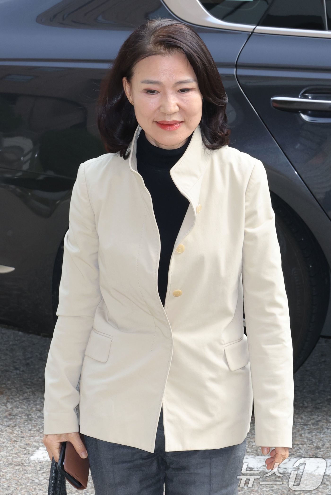 (과천=뉴스1) 이광호 기자 = 이진숙 방송통신위원장이 30일 경기도 정부과천청사 방송통신위원회로 출근하고 있다.정부는 이날 이재명 대통령 주재로 열린 국무회의에서 2008년 출범 …