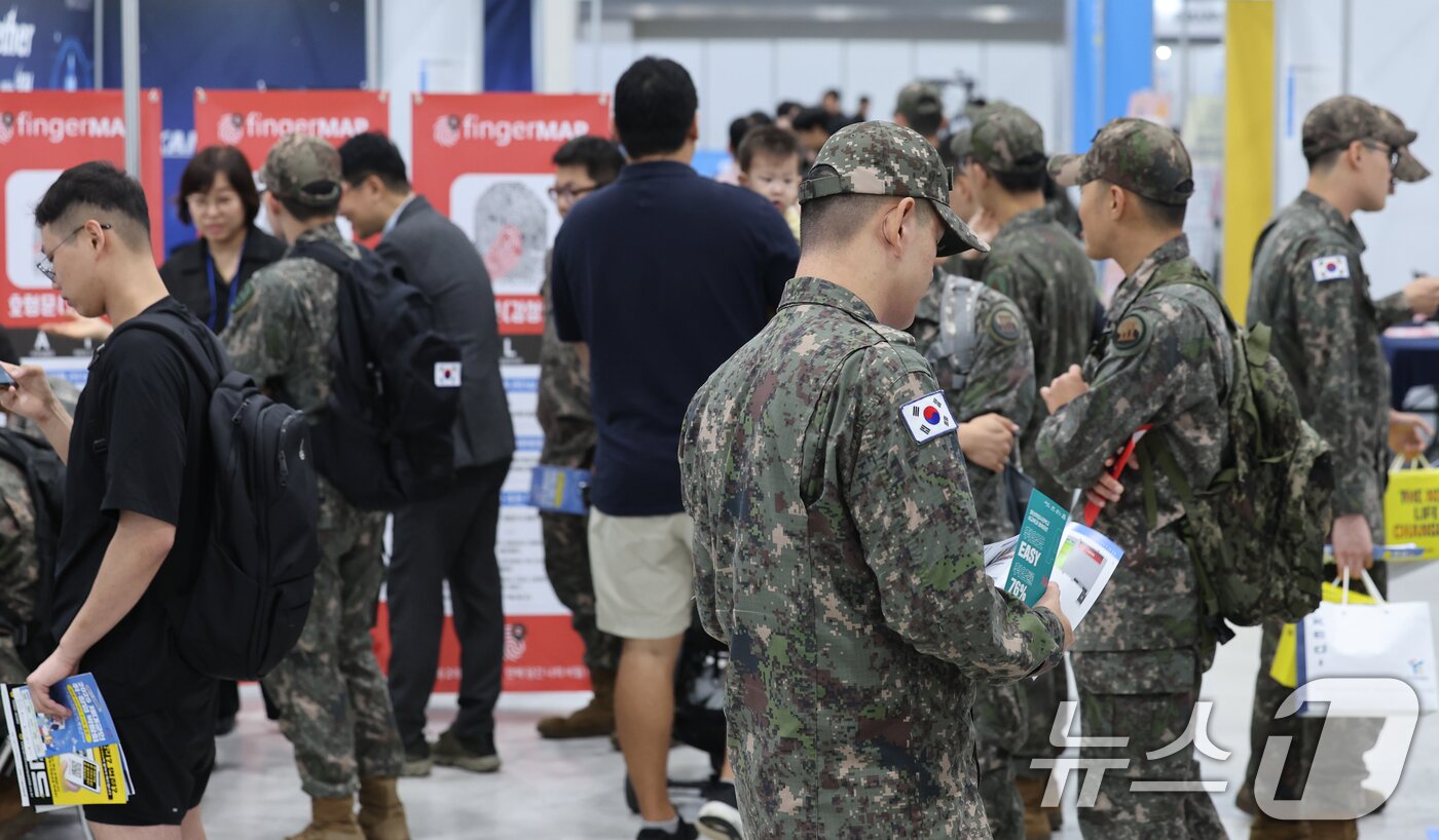 본문 이미지 - 30일 서울 서초구 aT센터에서 열린 2025 제대군인 취·창업 박람회에서 군인들이 부스를 둘러보고 있다. 2025.9.30/뉴스1 ⓒ News1 안은나 기자