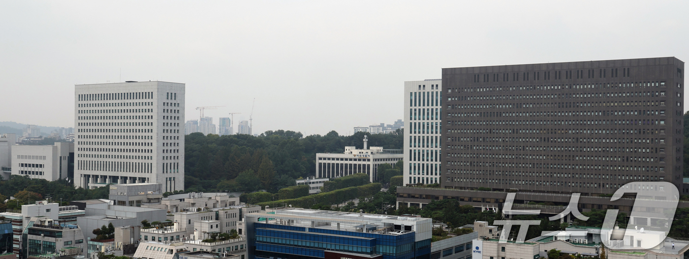 (서울=뉴스1) 황기선 기자 = 검찰청 폐지를 골자로 한 정부조직법 개정안이 30일 국무회의에서 의결됐다. 이로써 1948년 8월 정부 수립과 함께 설치된 검찰청은 78년 만에 역 …