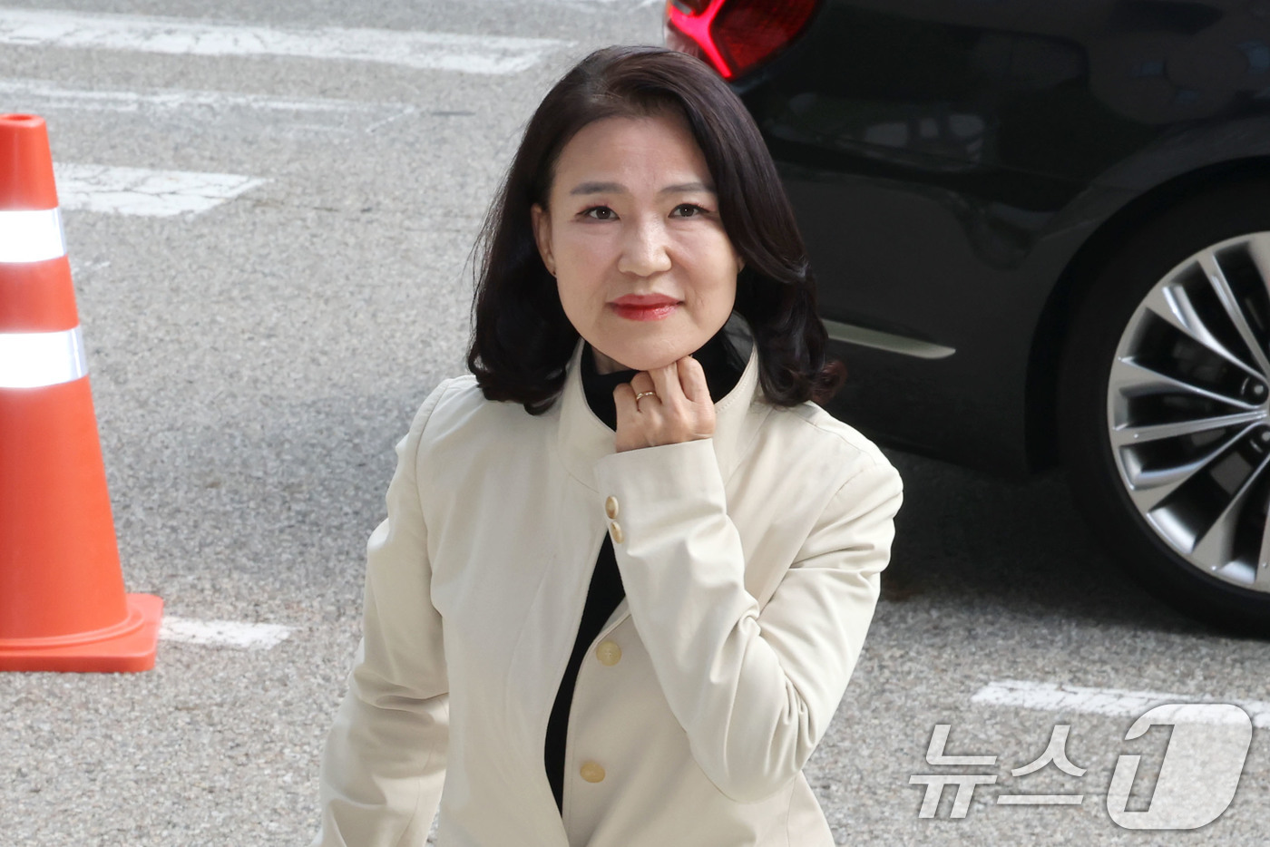 (과천=뉴스1) 이광호 기자 = 이진숙 방송통신위원장이 30일 경기도 정부과천청사 방송통신위원회로 출근하고 있다.정부는 이날 이재명 대통령 주재로 열린 국무회의에서 2008년 출범 …