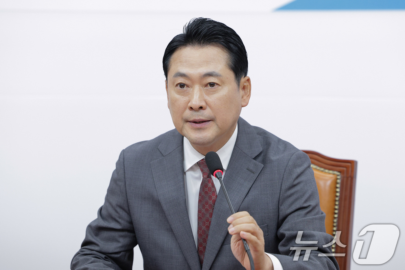 (서울=뉴스1) 신웅수 기자 = 장동혁 국민의힘 대표가 30일 서울 여의도 국회에서 국정자원 화재로 인한 소상공인 피해 대책 마련 촉구 기자회견을 하고 있다. 2025.9.30/뉴 …