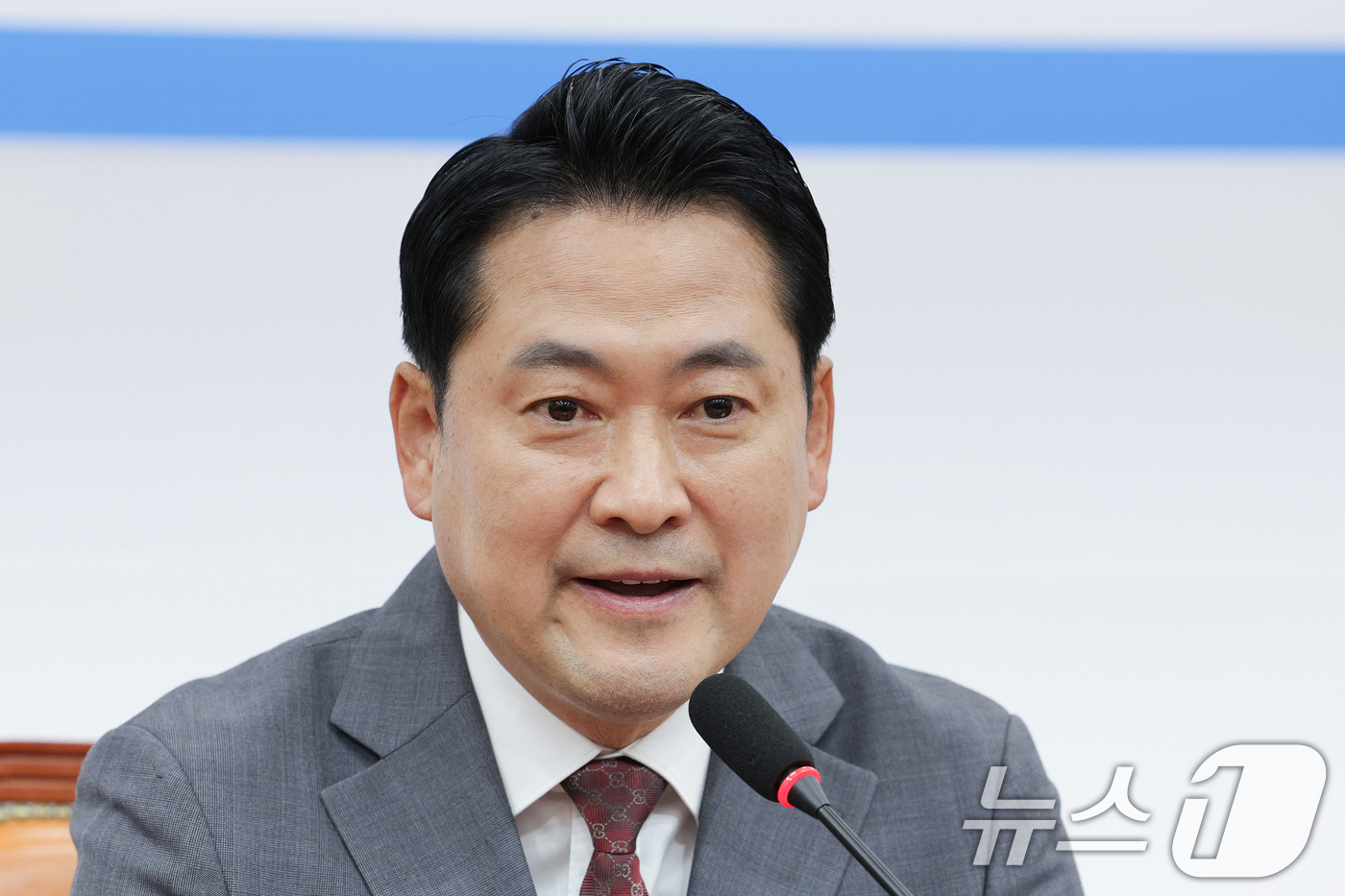 (서울=뉴스1) 신웅수 기자 = 장동혁 국민의힘 대표가 30일 서울 여의도 국회에서 국정자원 화재로 인한 소상공인 피해 대책 마련 촉구 기자회견을 하고 있다. 2025.9.30/뉴 …