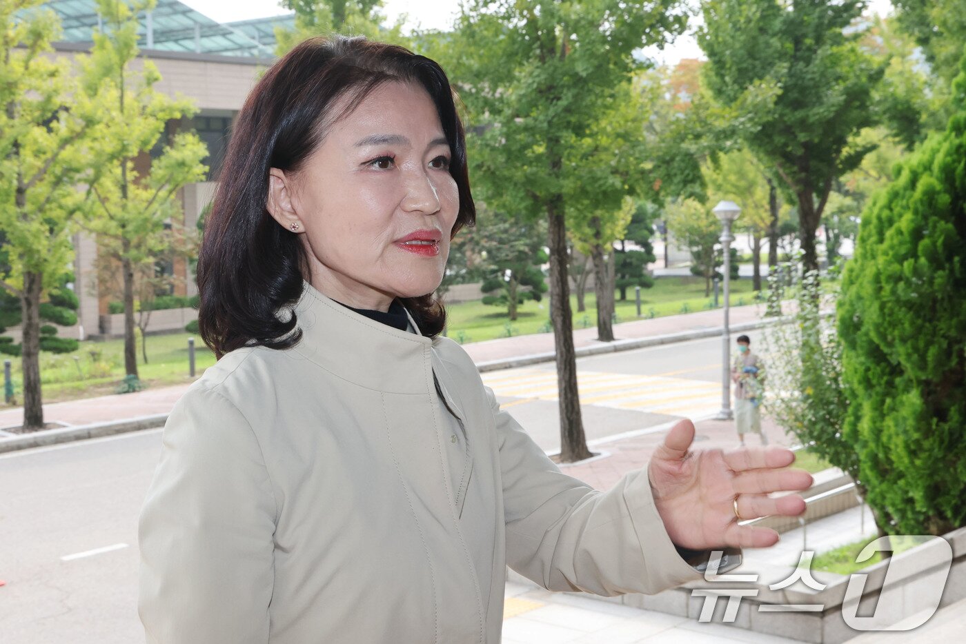 본문 이미지 - 이진숙 방송통신위원장이 30일 경기도 정부과천청사 방송통신위원회로 출근하고 있다. 2025.9.30/뉴스1 ⓒ News1 이광호 기자