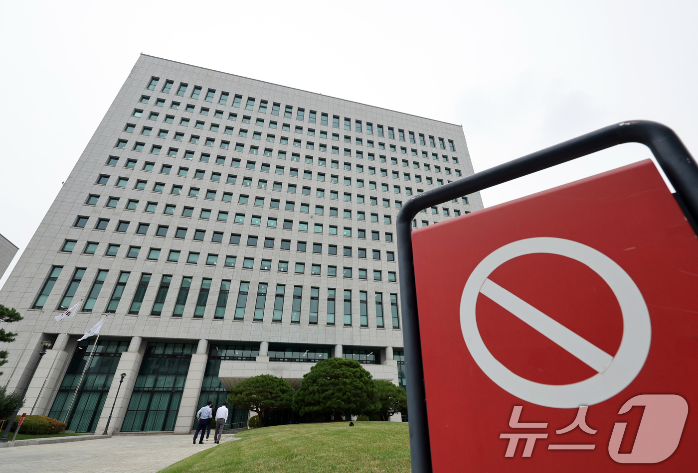 (서울=뉴스1) 황기선 기자 = 검찰청 폐지를 골자로 한 정부조직법 개정안이 30일 국무회의에서 의결됐다. 이로써 1948년 8월 정부 수립과 함께 설치된 검찰청은 78년 만에 역 …