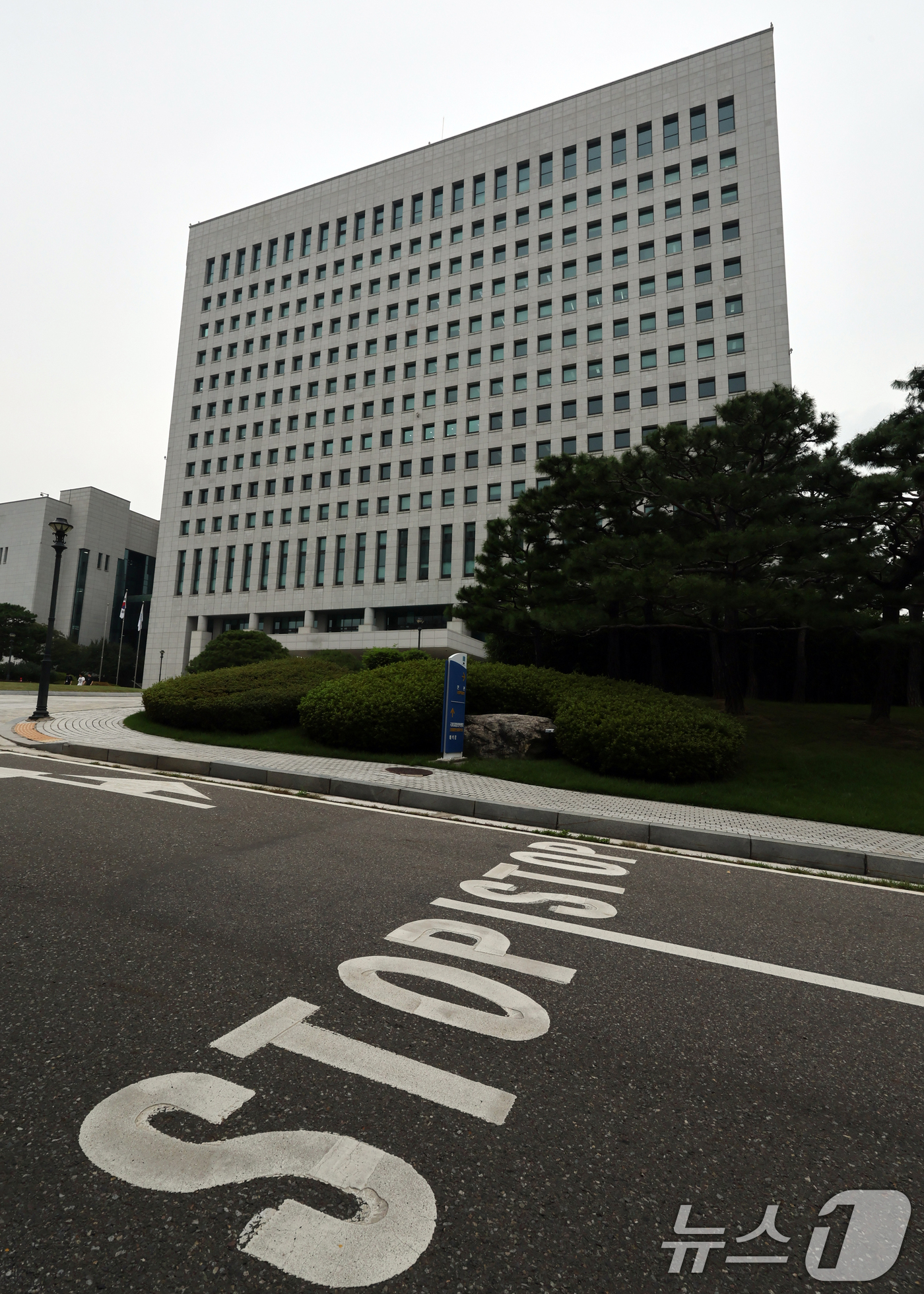 (서울=뉴스1) 황기선 기자 = 검찰청 폐지를 골자로 한 정부조직법 개정안이 30일 국무회의에서 의결됐다. 이로써 1948년 8월 정부 수립과 함께 설치된 검찰청은 78년 만에 역 …