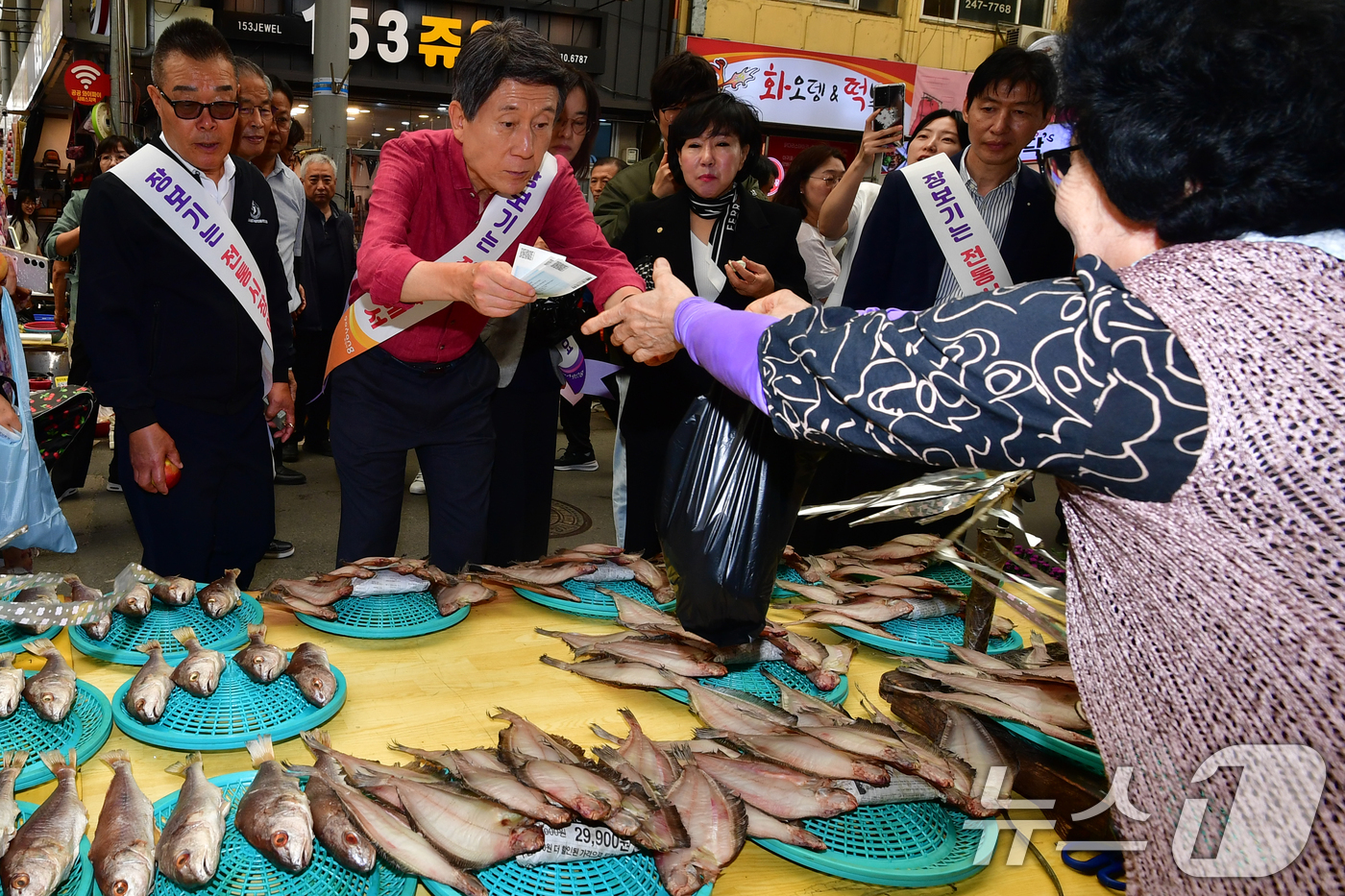 (포항=뉴스1) 최창호 기자 = 이강덕 경북 포항시장이 30일 죽도시장에서 제수용 생선을 구입하고 있다. 2025.9.30/뉴스1