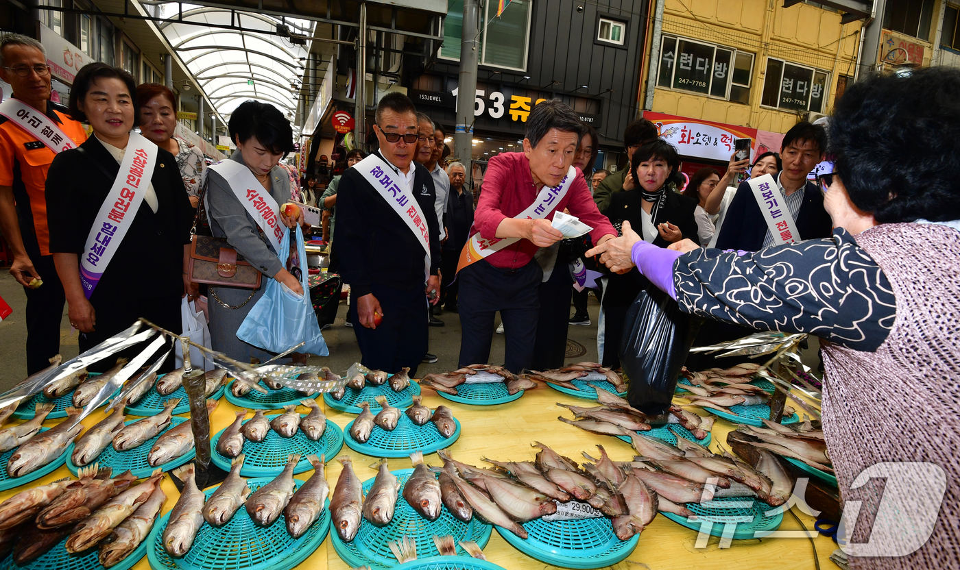 (포항=뉴스1) 최창호 기자 = 이강덕 경북 포항시장과 자생단체 회원들이 30일 죽도시장에서 제수용 생선을 구입하고 있다. 2025.9.30/뉴스1