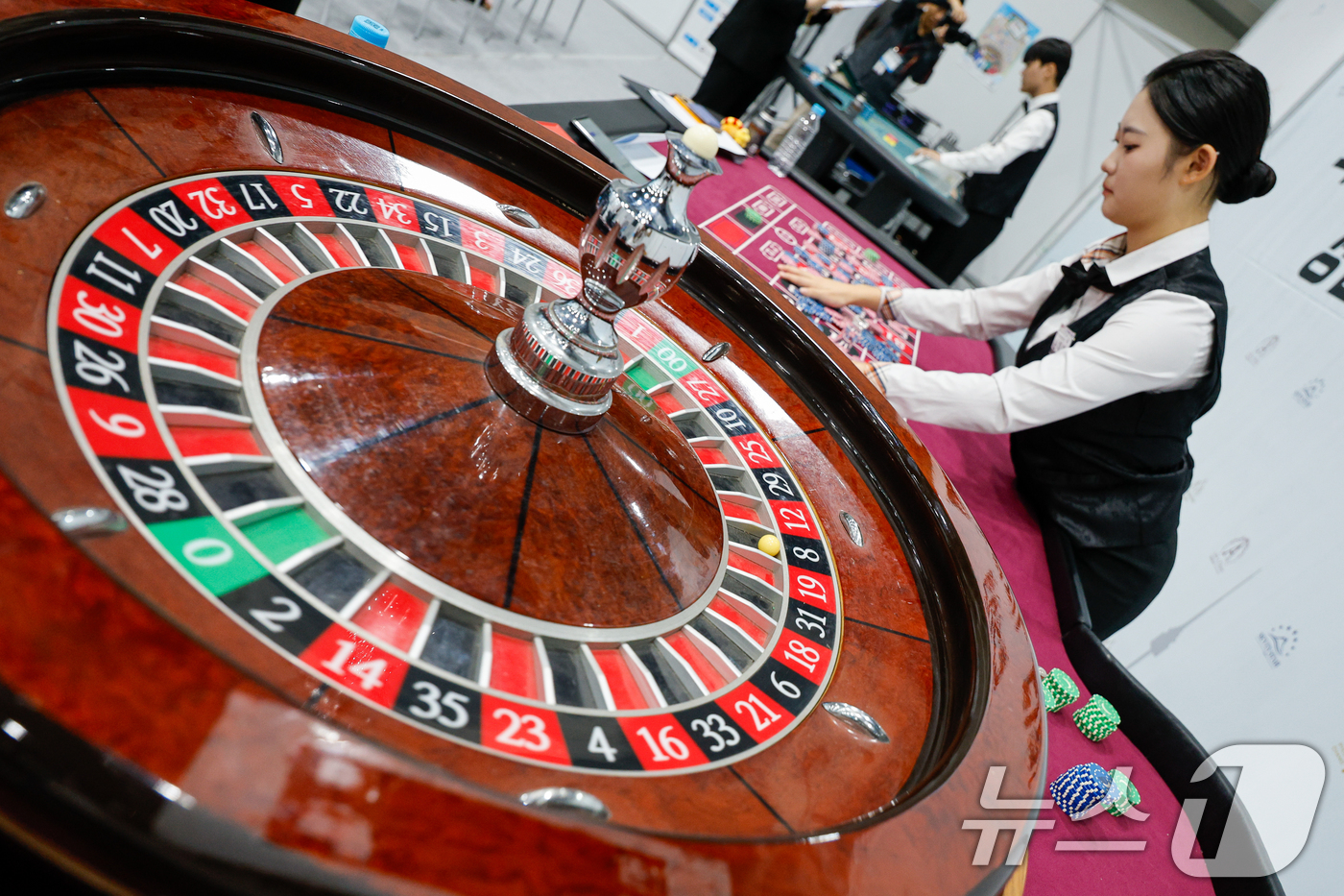 (서울=뉴스1) 안은나 기자 = 30일 서울 서초구 aT센터에서 열린 2025 관광 일자리 페스타에서 학생 카지노 딜링 경진대회에 참가한 부산정보관광고등학교 손채연 학생이 경연을 …