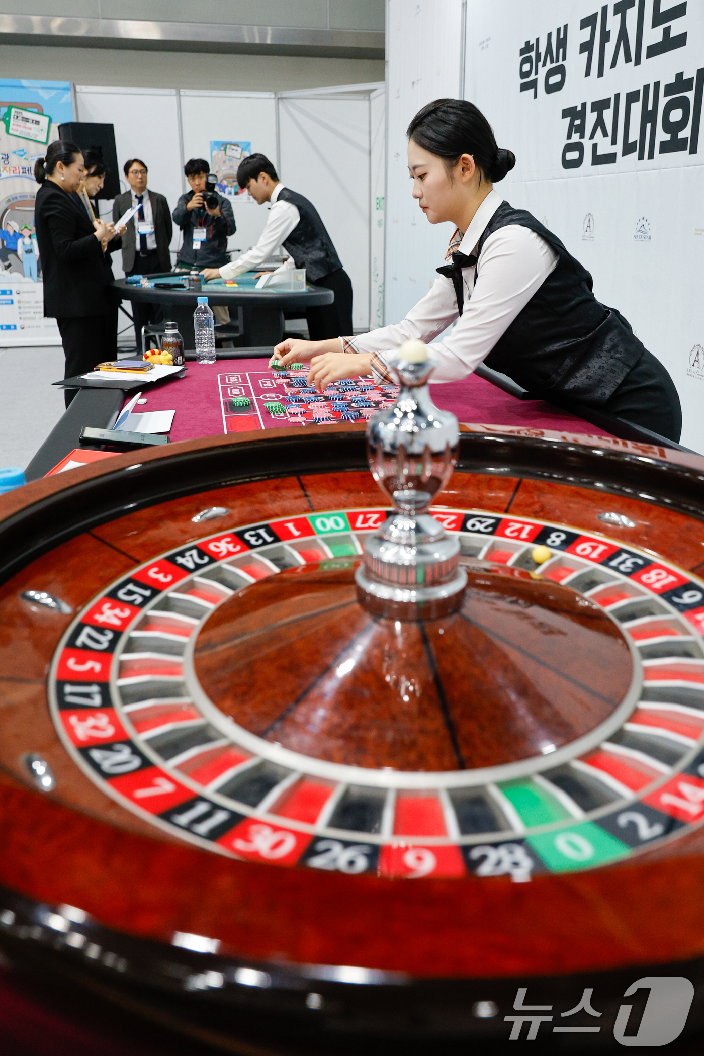 (서울=뉴스1) 안은나 기자 = 30일 서울 서초구 aT센터에서 열린 2025 관광 일자리 페스타에서 학생 카지노 딜링 경진대회에 참가한 부산정보관광고등학교 손채연 학생이 경연을 …