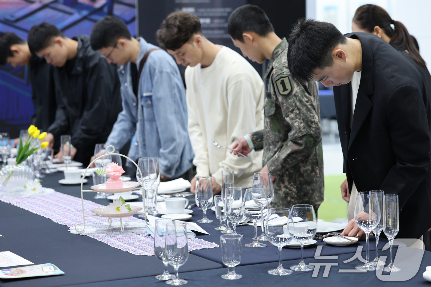 (서울=뉴스1) 안은나 기자 = 30일 서울 서초구 aT센터에서 열린 2025 관광 일자리 페스타에서 관람객들이 호텔리어 체험을 하고 있다. 2025.9.30/뉴스1