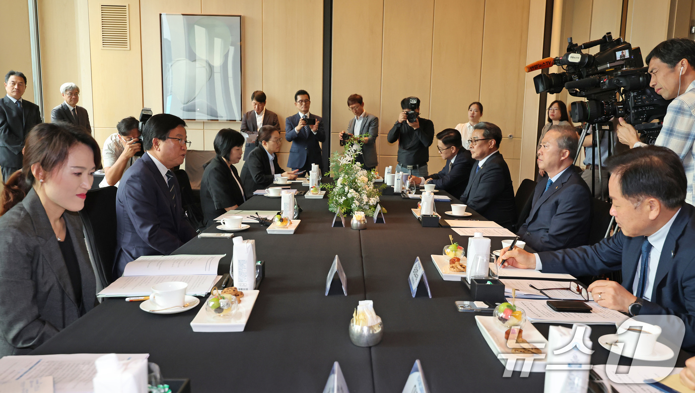 (서울=뉴스1) 장수영 기자 = 최교진 사회부총리 겸 교육부 장관이 30일 서울 종로구 포시즌스 호텔에서 열린 '교육부 장관-한국대학교육협의회 회장단' 간담회'에서 인사말을 하고 …