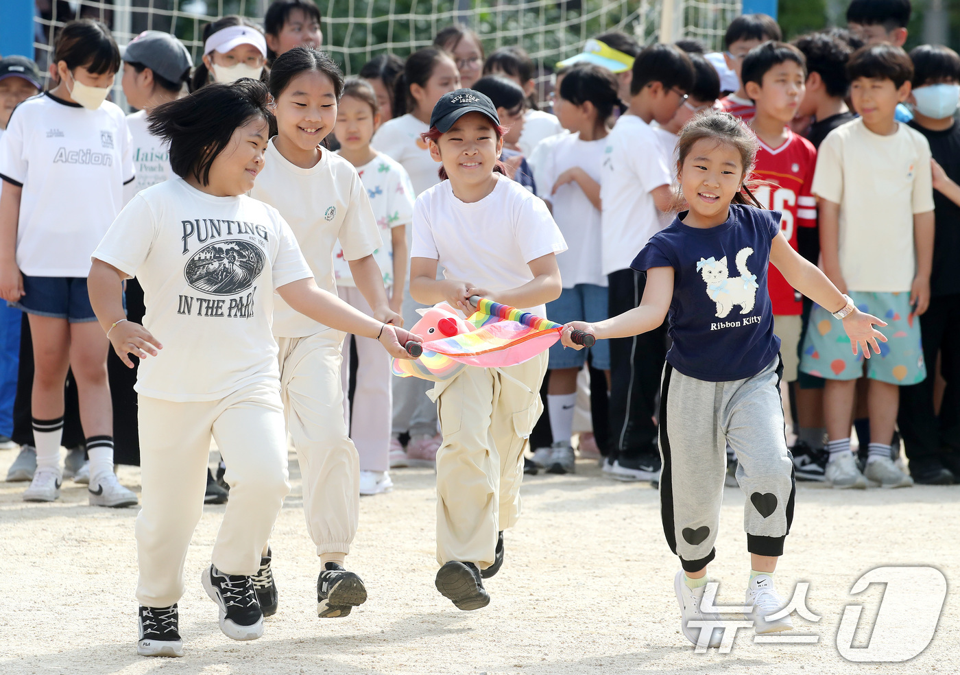 (대구=뉴스1) 공정식 기자 = 30일 오전 대구 중구 대구수창초등학교 운동장에서 열린 가을운동회에 참가한 어린이들이 들것을 이용해 인형을 옮기는 '응급구조 119' 게임을 하고 …