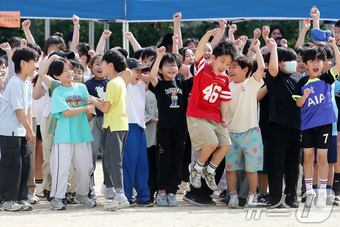 (대구=뉴스1) 공정식 기자 = 30일 오전 대구 중구 대구수창초등학교 운동장에서 열린 가을운동회에 참가한 어린이들이 승리에 환호하고 있다. 2025.9.30/뉴스1