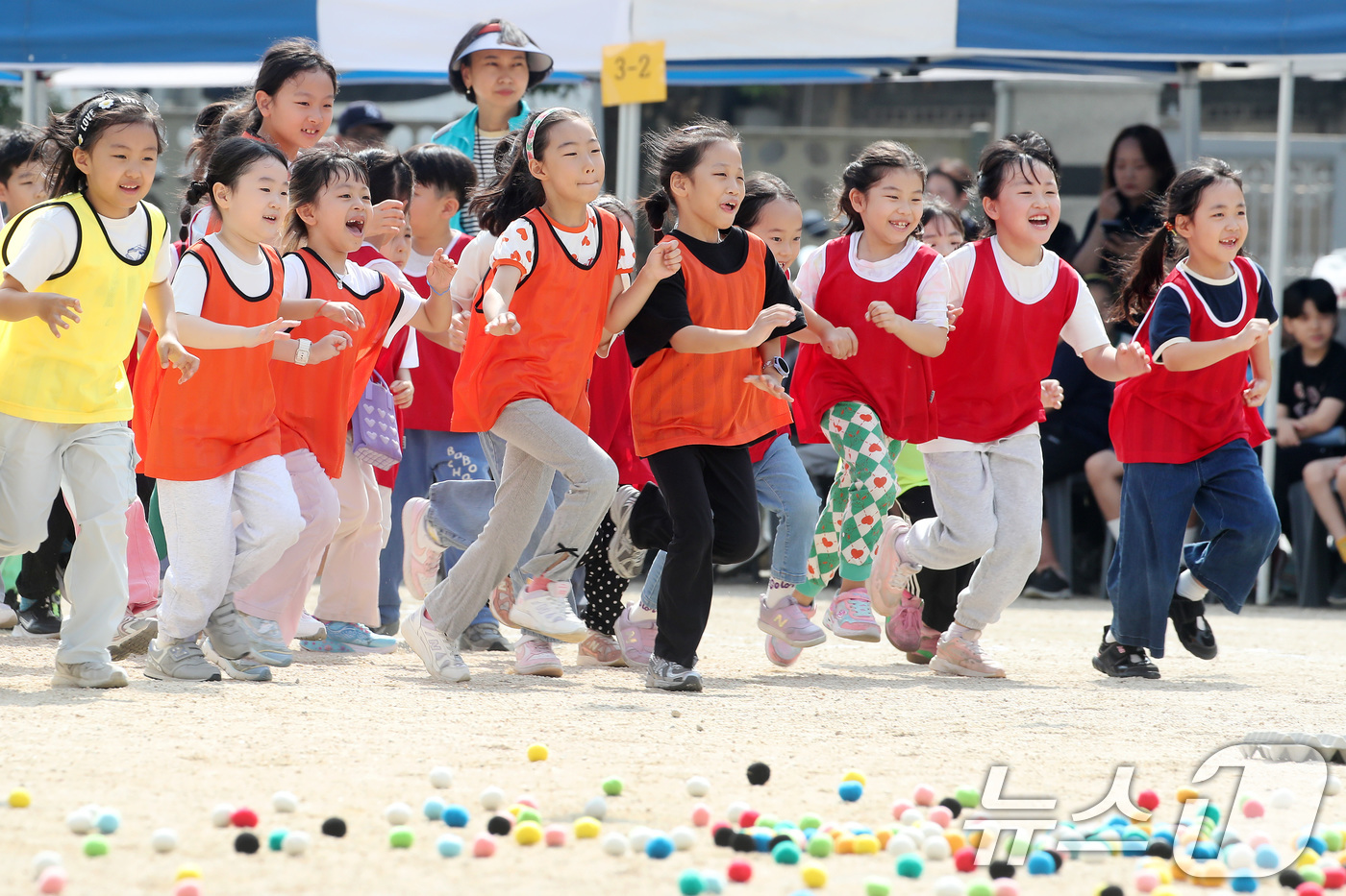 (대구=뉴스1) 공정식 기자 = 30일 오전 대구 중구 대구수창초등학교 운동장에서 열린 가을운동회에 참가한 어린이들이 오색 공을 먼저 줍기 위해 달려가고 있다. 2025.9.30/ …
