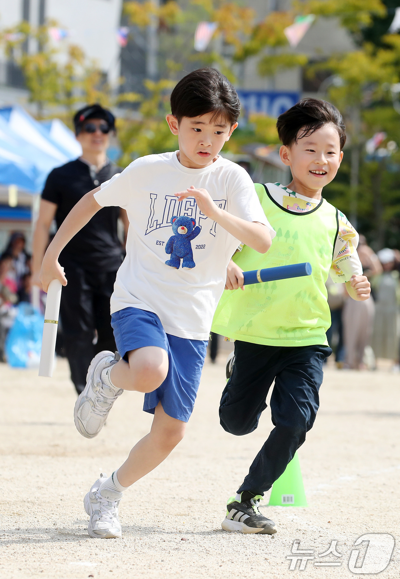 (대구=뉴스1) 공정식 기자 = 30일 오전 대구 중구 대구수창초등학교 운동장에서 열린 가을운동회 이어달리기에 출전한 어린이들이 힘차게 달리고 있다. 2025.9.30/뉴스1