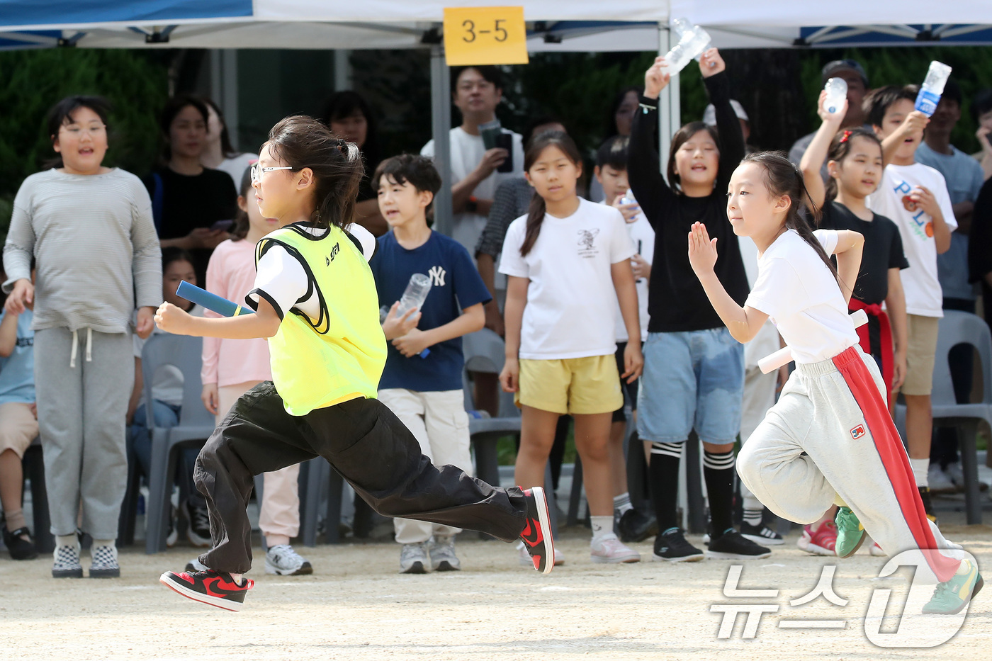 (대구=뉴스1) 공정식 기자 = 30일 오전 대구 중구 대구수창초등학교 운동장에서 열린 가을운동회 이어달리기에 출전한 어린이들이 힘차게 달리고 있다. 2025.9.30/뉴스1