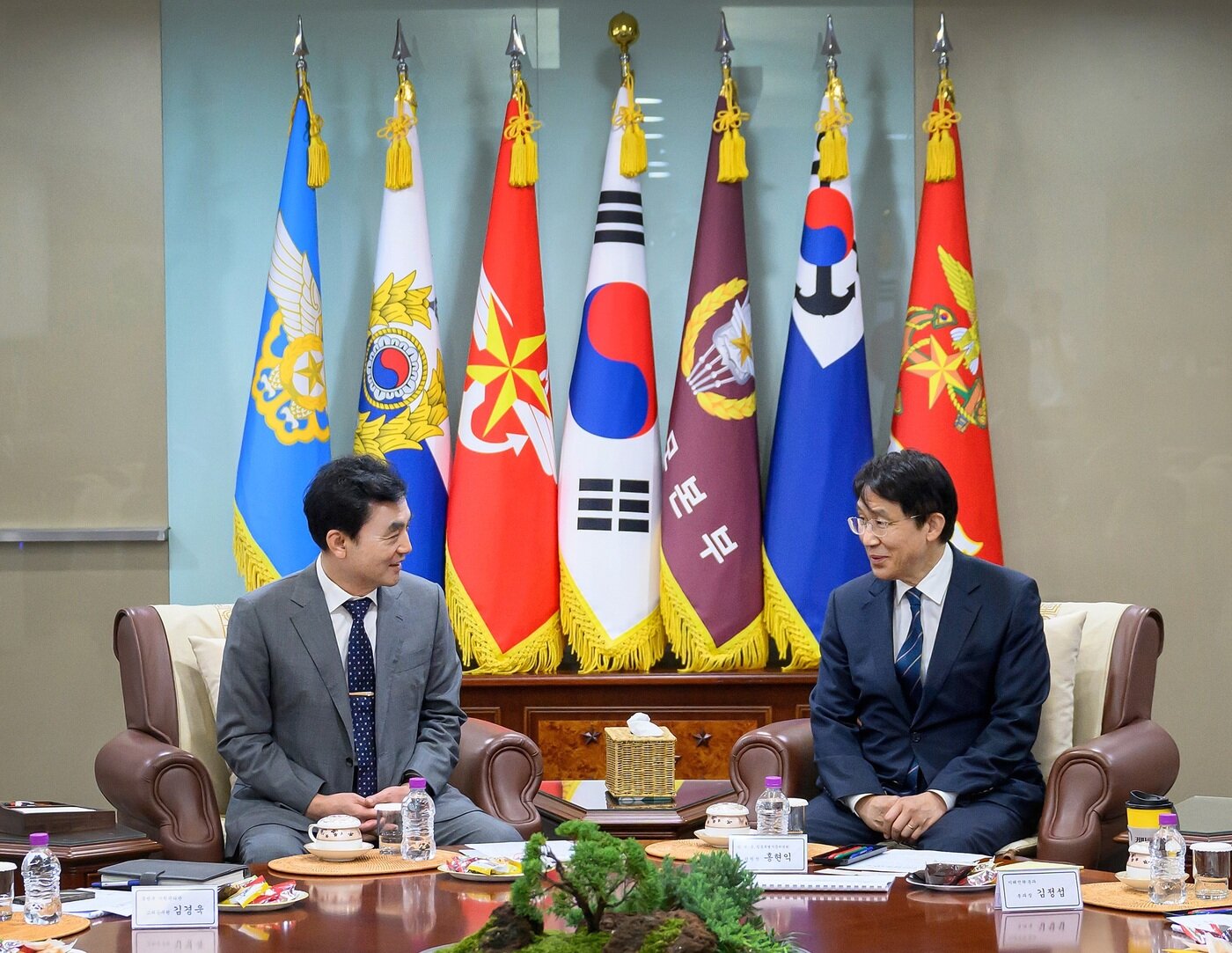 본문 이미지 - 안규백 국방부 장관이 내란극복·미래국방 설계를 위한 민관군 합동 특별자문위원회 위원들과 대화하고 있다.&#40;국방부 제공&#41;