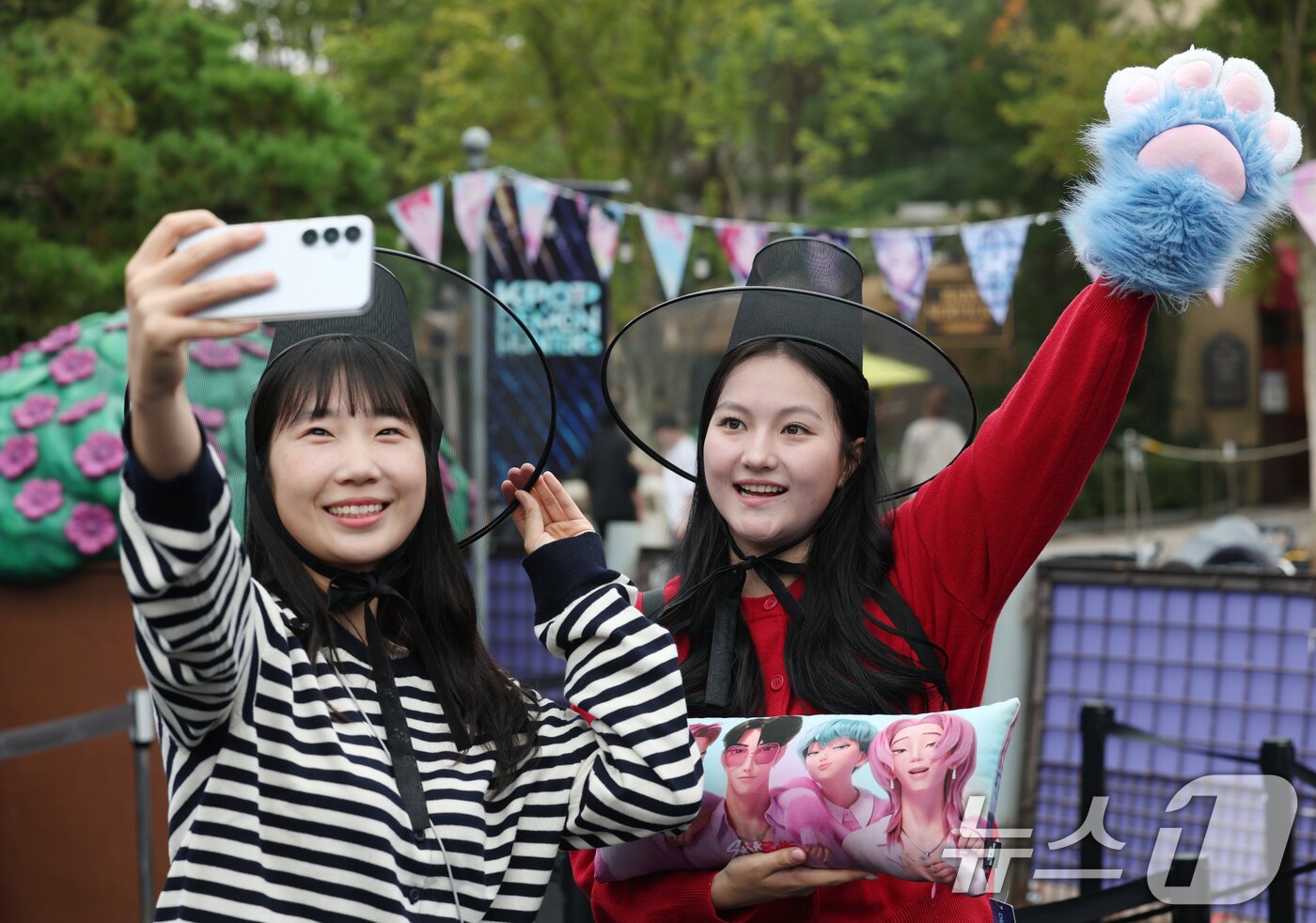 본문 이미지 - 30일 경기 용인시 처인구 에버랜드 &#39;케이팝 데몬 헌터스&#39; 테마존에서 관람객들이 갓을 쓰고 사진을 찍고 있다. 2025.9.30/뉴스1 ⓒ News1 김영운 기자