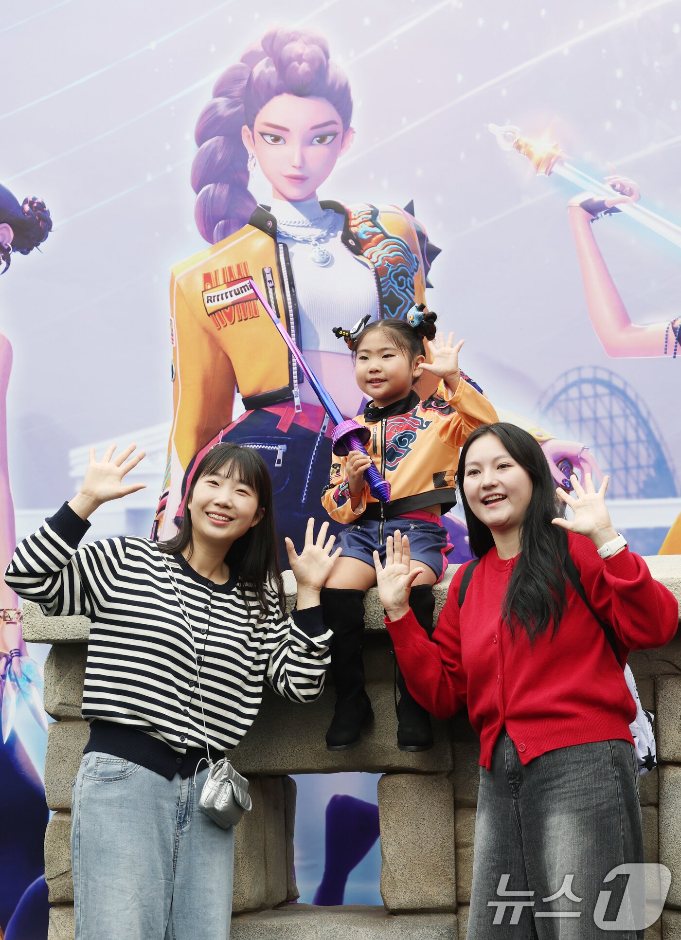 본문 이미지 - 30일 경기 용인시 처인구 에버랜드 &#39;케이팝 데몬 헌터스&#39; 테마존에서 관람객들이 기념촬영을 하고 있다. 2025.9.30/뉴스1 ⓒ News1 김영운 기자