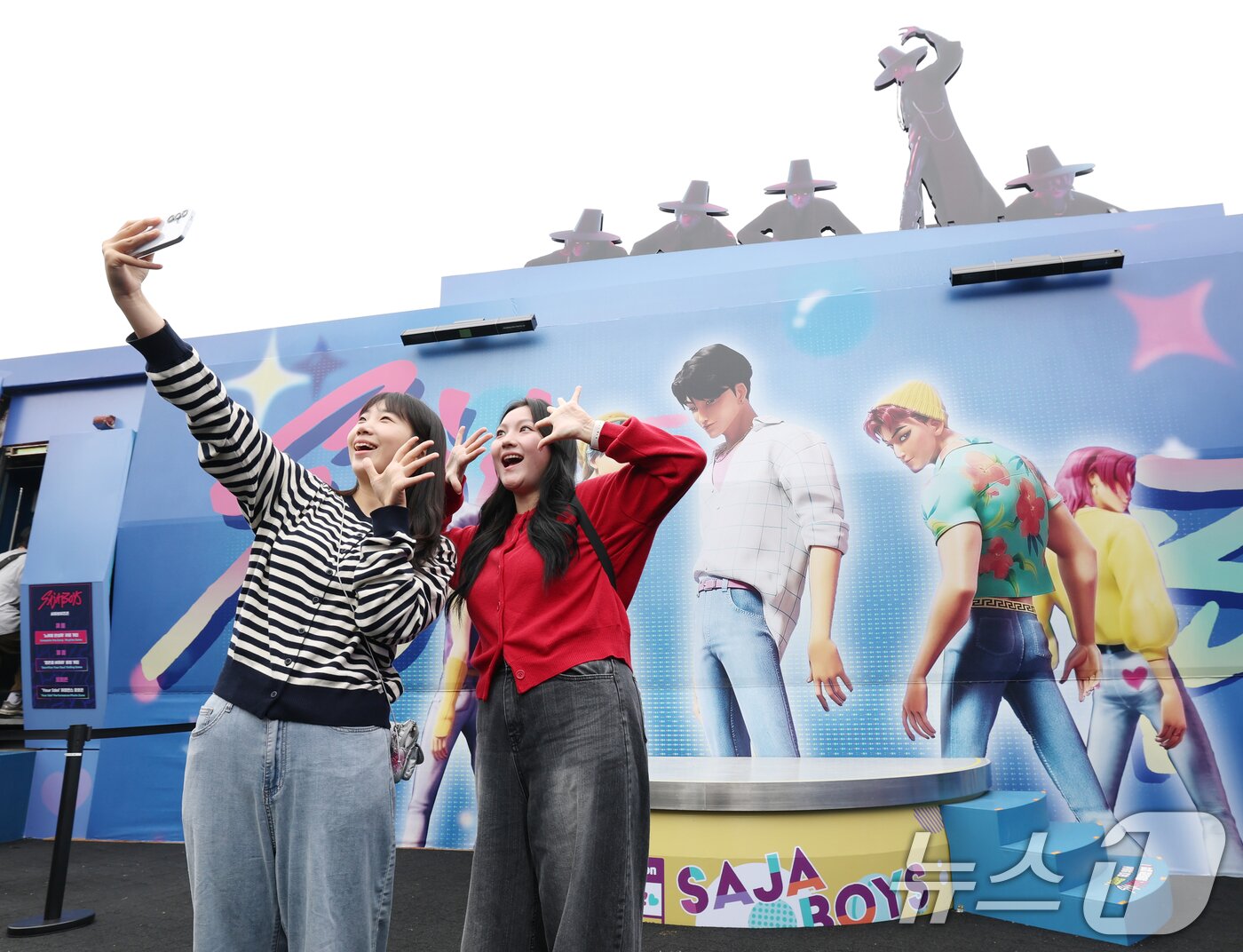 본문 이미지 - 30일 경기 용인시 처인구 에버랜드 &#39;케이팝 데몬 헌터스&#39; 테마존에서 관람객들이 사자보이즈 포토존에서 사진을 찍고 있다. 2025.9.30/뉴스1 ⓒ News1 김영운 기자