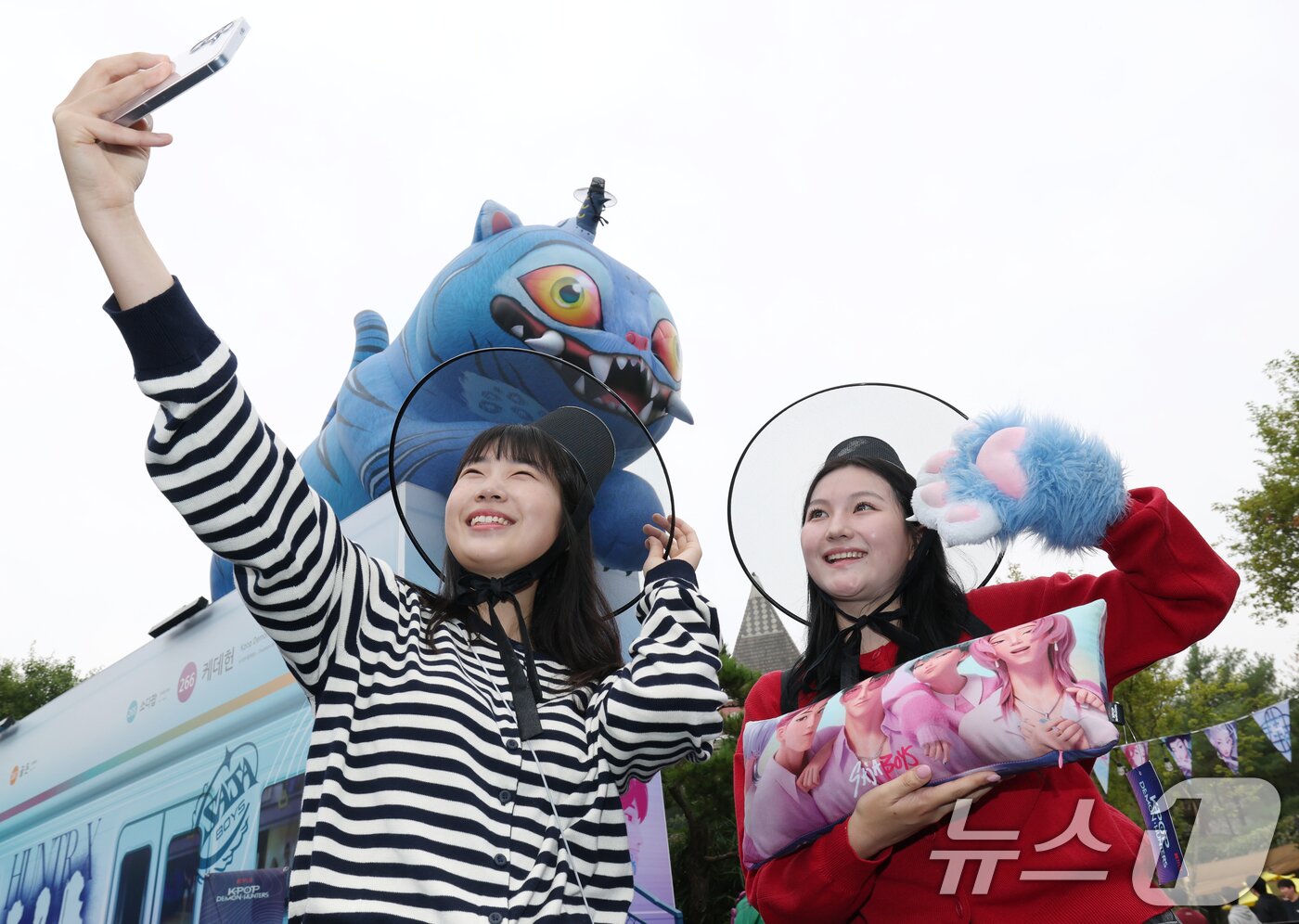 본문 이미지 - 30일 경기 용인시 처인구 에버랜드 &#39;케이팝 데몬 헌터스&#39; 테마존에서 관람객들이 호랑이 캐릭터 &#39;더피&#39;를 배경으로 사진을 찍고 있다. 2025.9.30/뉴스1 ⓒ News1 김영운 기자