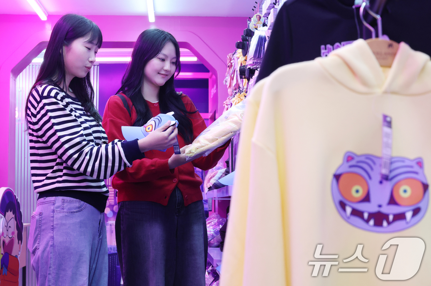 (용인=뉴스1) 김영운 기자 = 30일 경기 용인시 처인구 에버랜드 '케이팝 데몬 헌터스' 테마존에서 관람객들이 다양한 굿즈를 살펴보고 있다. 2025.9.30/뉴스1
