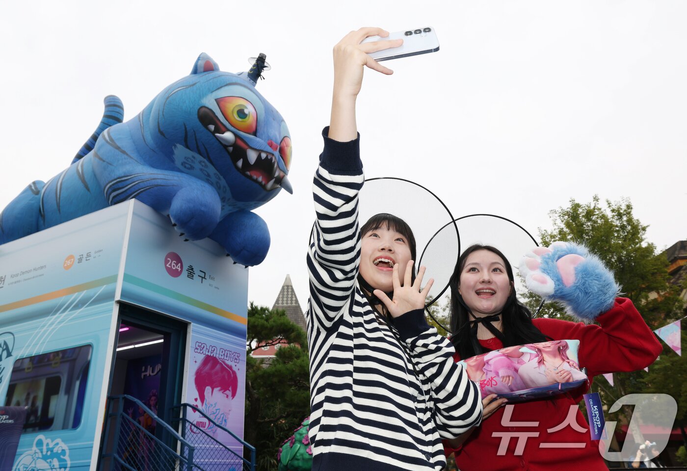 본문 이미지 - 30일 경기 용인시 처인구 에버랜드 &#39;케이팝 데몬 헌터스&#39; 테마존에서 관람객들이 호랑이 캐릭터 &#39;더피&#39;를 배경으로 사진을 찍고 있다. 2025.9.30/뉴스1 ⓒ News1 김영운 기자
