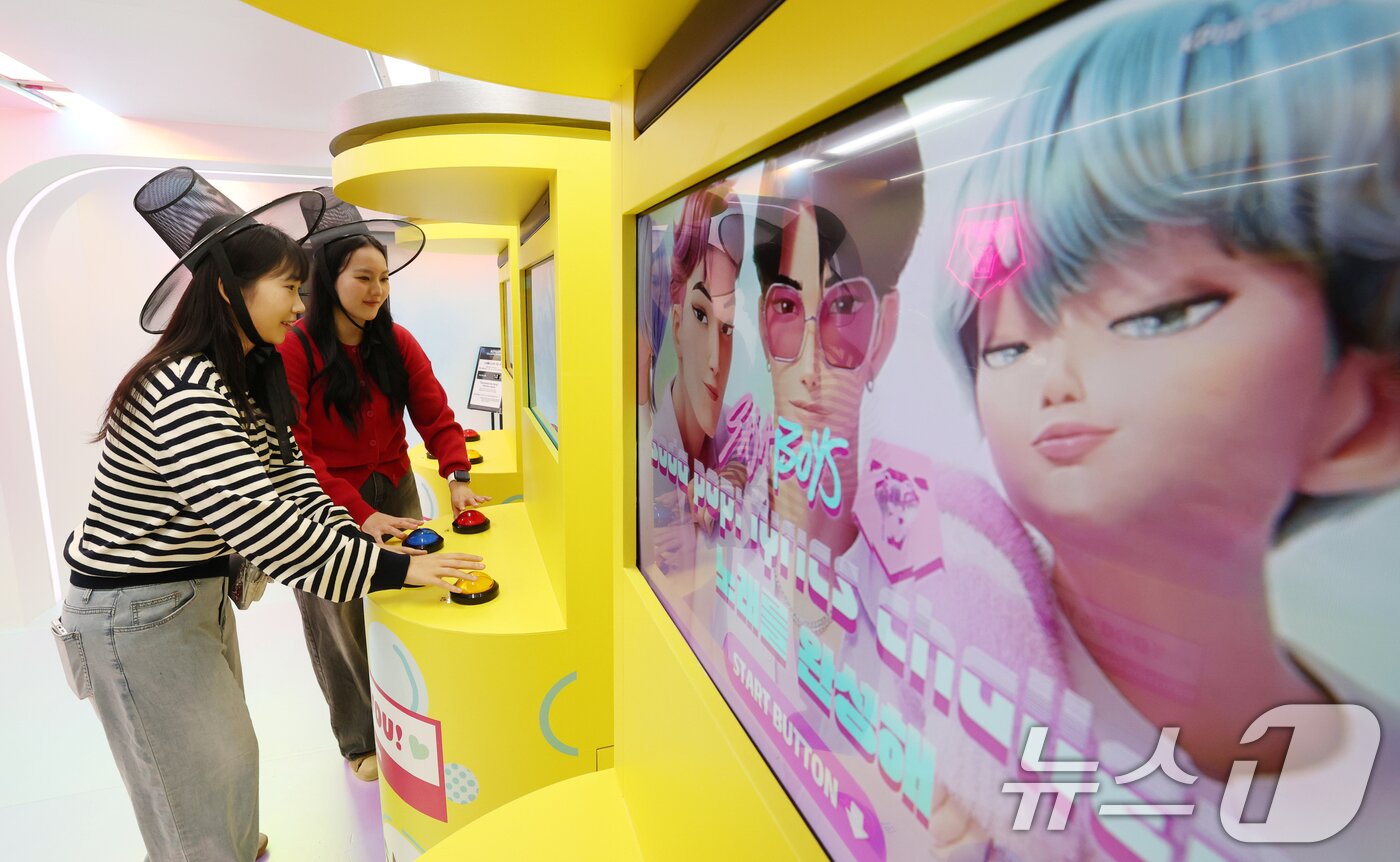 본문 이미지 - 30일 경기 용인시 처인구 에버랜드 &#39;케이팝 데몬 헌터스&#39; 테마존에서 관람객들이 다양한 체험을 하고 있다. 2025.9.30/뉴스1 ⓒ News1 김영운 기자