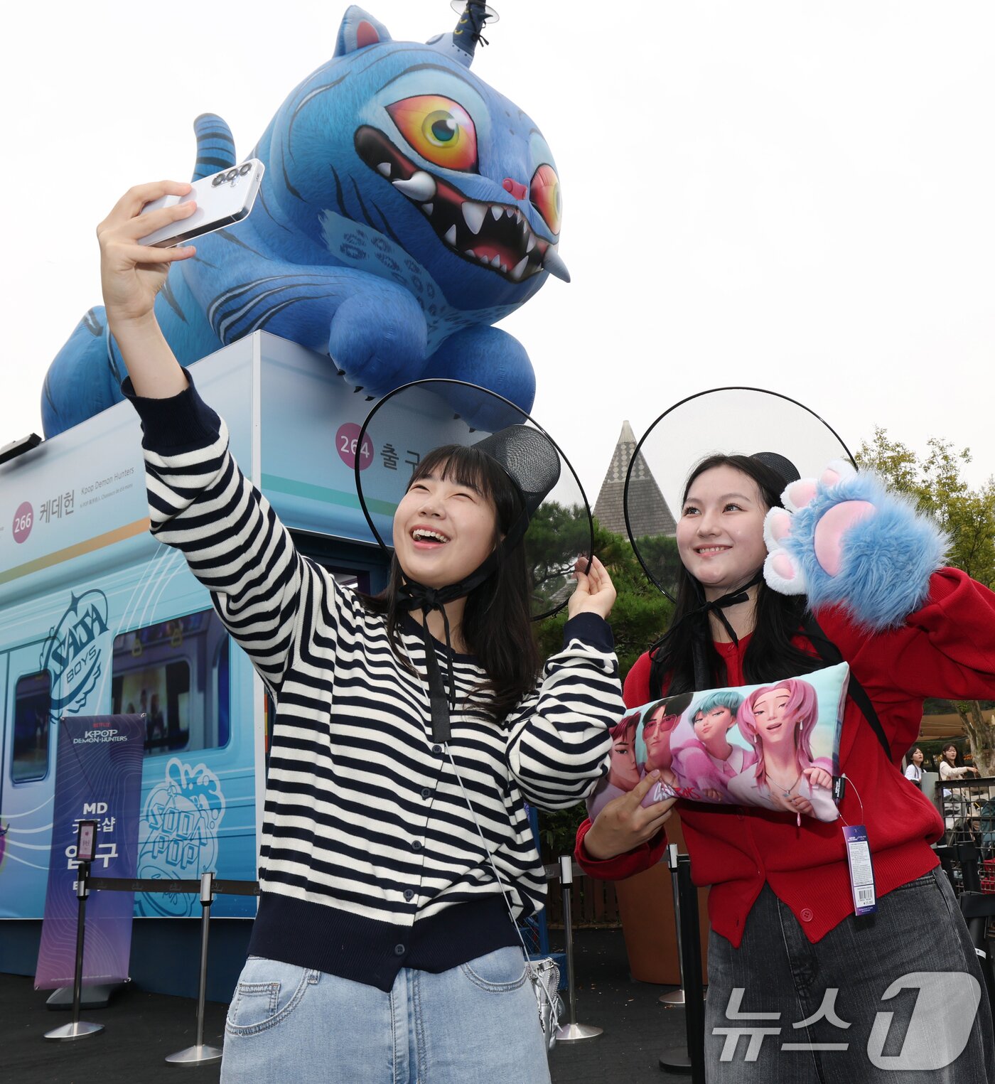 본문 이미지 - 30일 경기 용인시 처인구 에버랜드 &#39;케이팝 데몬 헌터스&#39; 테마존에서 관람객들이 호랑이 캐릭터 &#39;더피&#39;를 배경으로 사진을 찍고 있다. 2025.9.30/뉴스1 ⓒ News1 김영운 기자