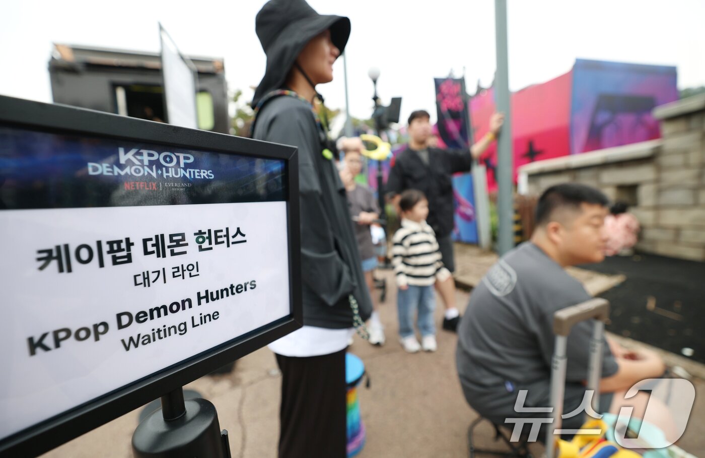 본문 이미지 - 30일 경기 용인시 처인구 에버랜드 &#39;케이팝 데몬 헌터스&#39; 테마존에서 관람객들이 입장을 기다리고 있다. 2025.9.30/뉴스1 ⓒ News1 김영운 기자