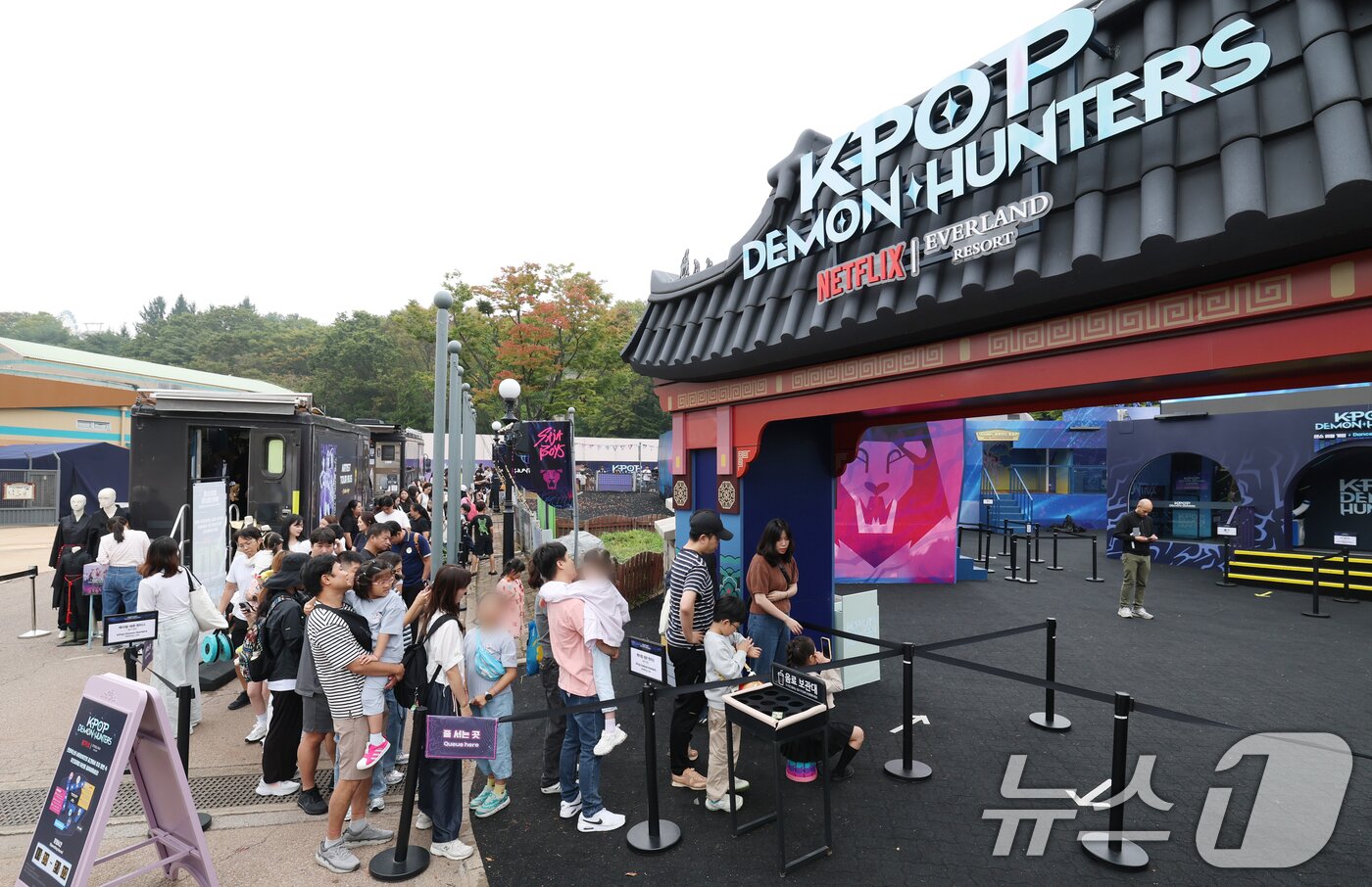본문 이미지 - 30일 경기 용인시 처인구 에버랜드 &#39;케이팝 데몬 헌터스&#39; 테마존에서 관람객들이 입장을 기다리고 있다. 2025.9.30/뉴스1 ⓒ News1 김영운 기자