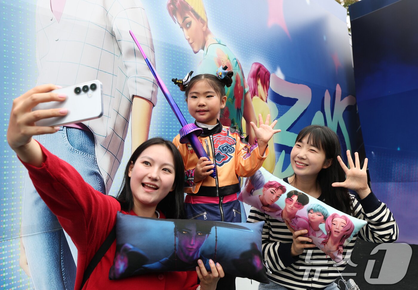 본문 이미지 - 30일 경기 용인시 처인구 에버랜드 &#39;케이팝 데몬 헌터스&#39; 테마존에서 관람객들이 사자보이즈 포토존에서 사진을 찍고 있다. 2025.9.30/뉴스1 ⓒ News1 김영운 기자