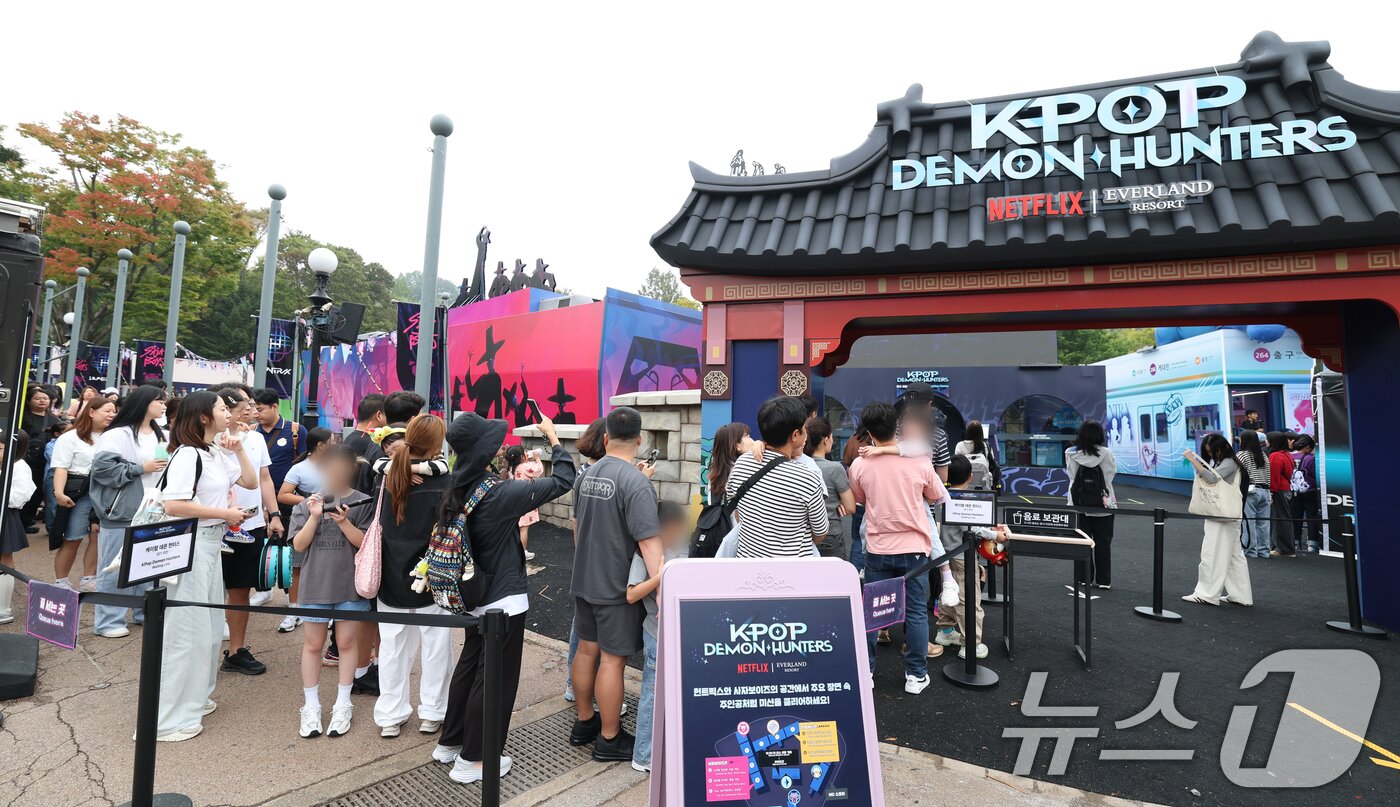 본문 이미지 - 30일 경기 용인시 처인구 에버랜드 &#39;케이팝 데몬 헌터스&#39; 테마존에서 관람객들이 입장을 기다리고 있다. 2025.9.30/뉴스1 ⓒ News1 김영운 기자