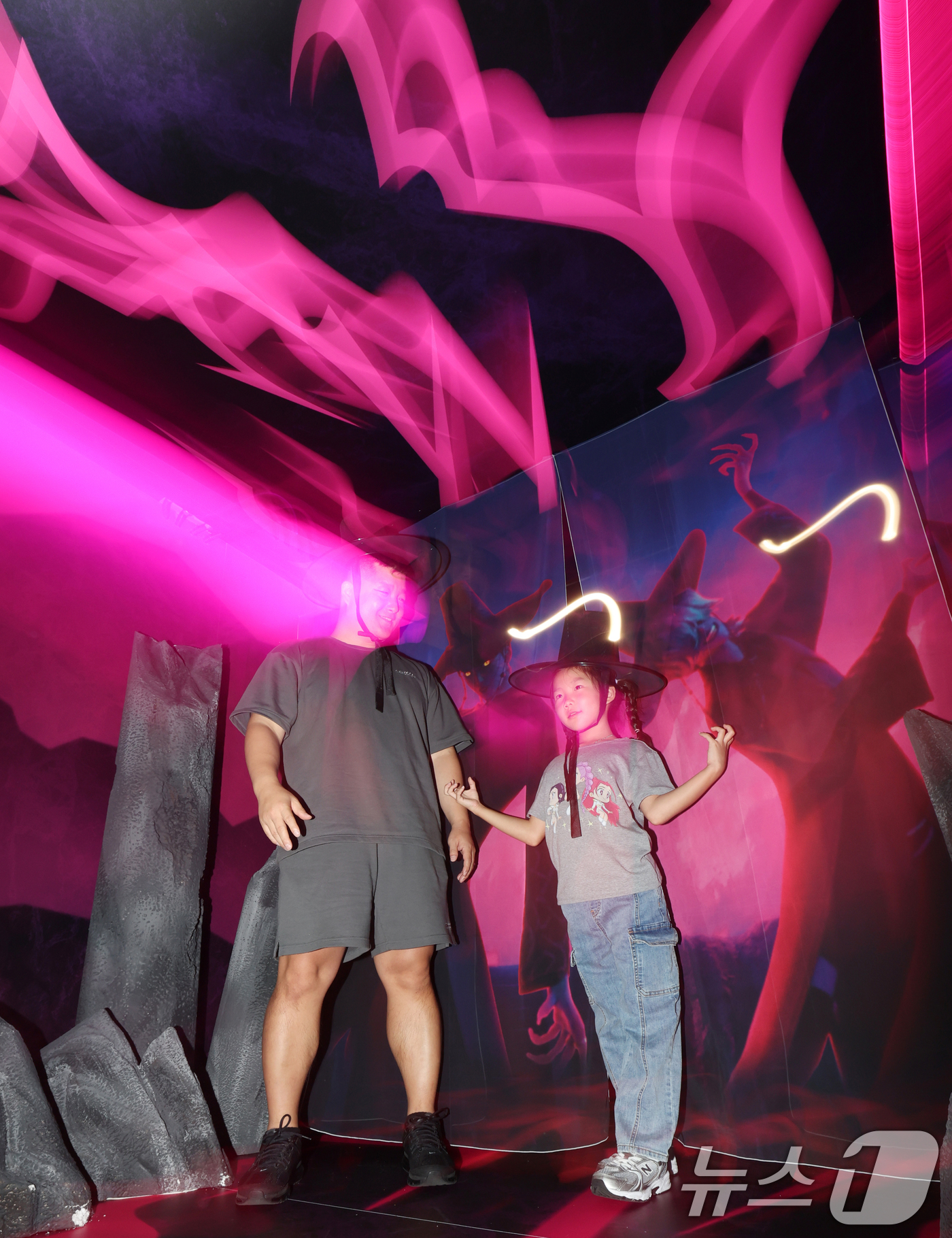 (용인=뉴스1) 김영운 기자 = 30일 경기 용인시 처인구 에버랜드 '케이팝 데몬 헌터스' 테마존에서 관람객들이 갓을 쓰고 사진을 찍고 있다. 2025.9.30/뉴스1