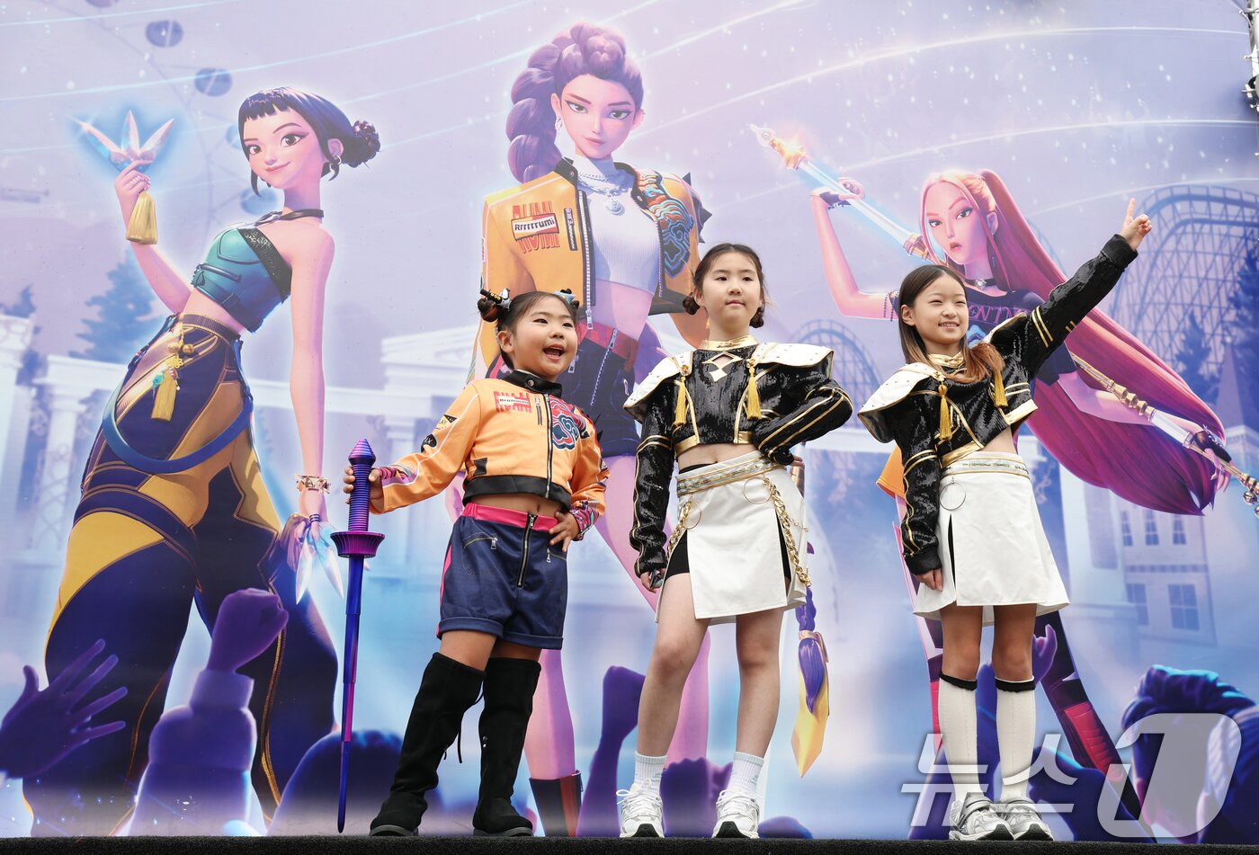 본문 이미지 - 30일 경기 용인시 처인구 에버랜드 &#39;케이팝 데몬 헌터스&#39; 테마존에서 아이들이 헌트릭스 포토존에서 사진을 찍고 있다. 2025.9.30/뉴스1 ⓒ News1 김영운 기자