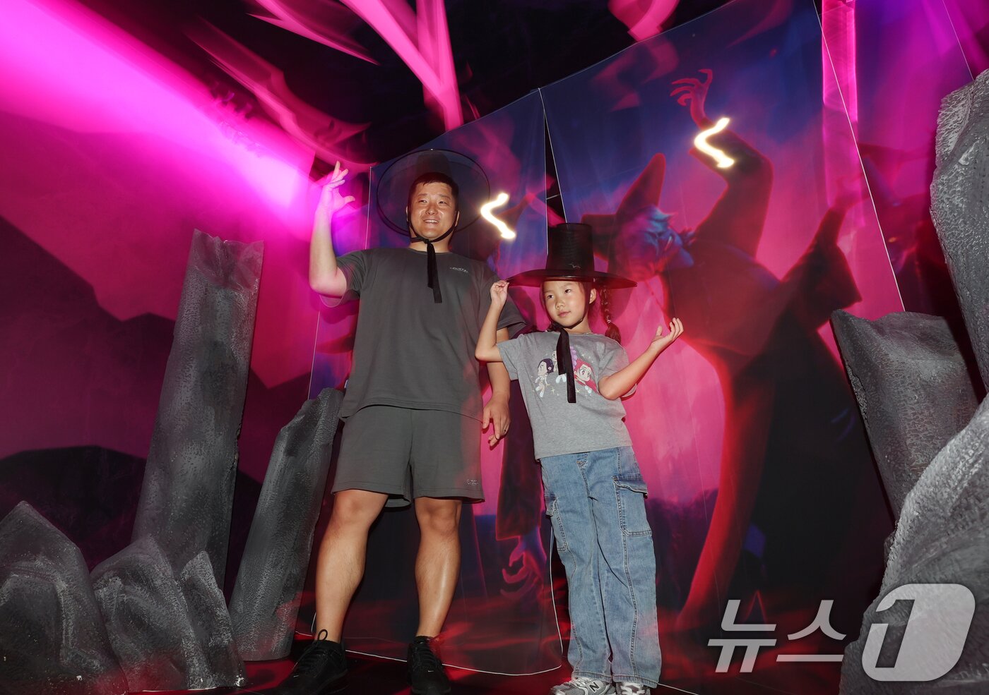 본문 이미지 - 30일 경기 용인시 처인구 에버랜드 &#39;케이팝 데몬 헌터스&#39; 테마존에서 관람객들이 갓을 쓰고 사진을 찍고 있다. 2025.9.30/뉴스1 ⓒ News1 김영운 기자