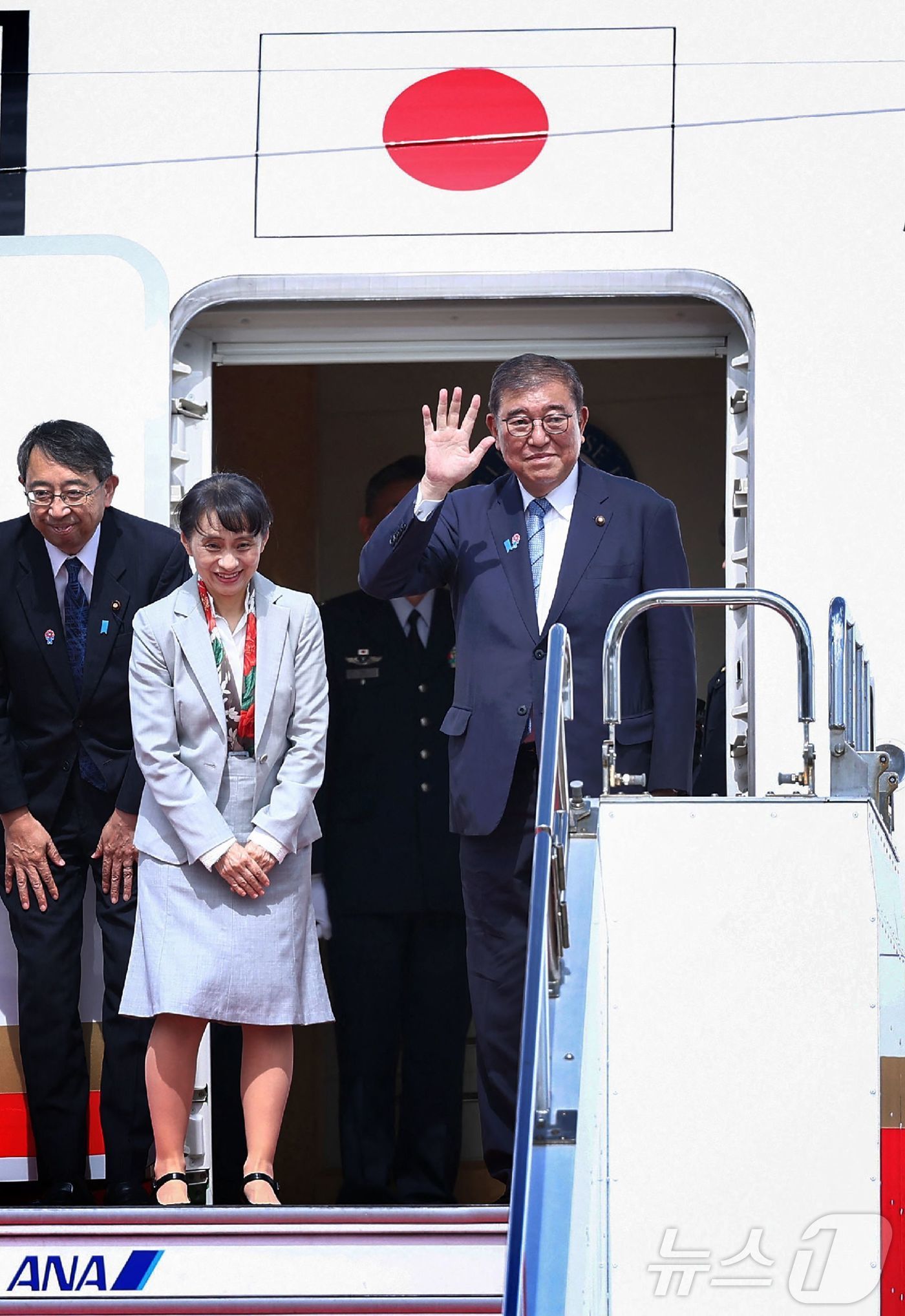 (도쿄 AFP=뉴스1) 윤다정 기자 = 이시바 시게루 일본 총리(오른쪽)과 부인 요시코 여사가 30일 이재명 대통령과 정상회담을 위해 도쿄 하네다 공항에서 부산행 비행기에 탑승하고 …