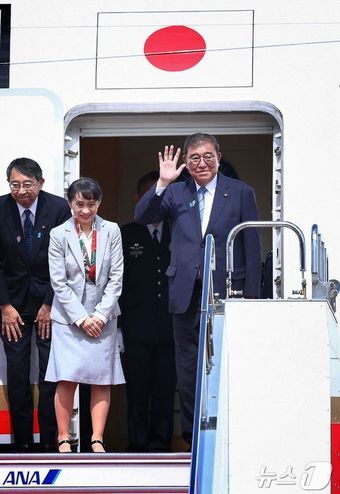 본문 이미지 - 이시바 시게루 일본 총리&#40;오른쪽&#41;과 부인 요시코 여사가 30일 이재명 대통령과 정상회담을 위해 도쿄 하네다 공항에서 부산행 비행기에 탑승하고 있다. 2025.09.30. ⓒ AFP=뉴스1 ⓒ News1 윤다정 기자