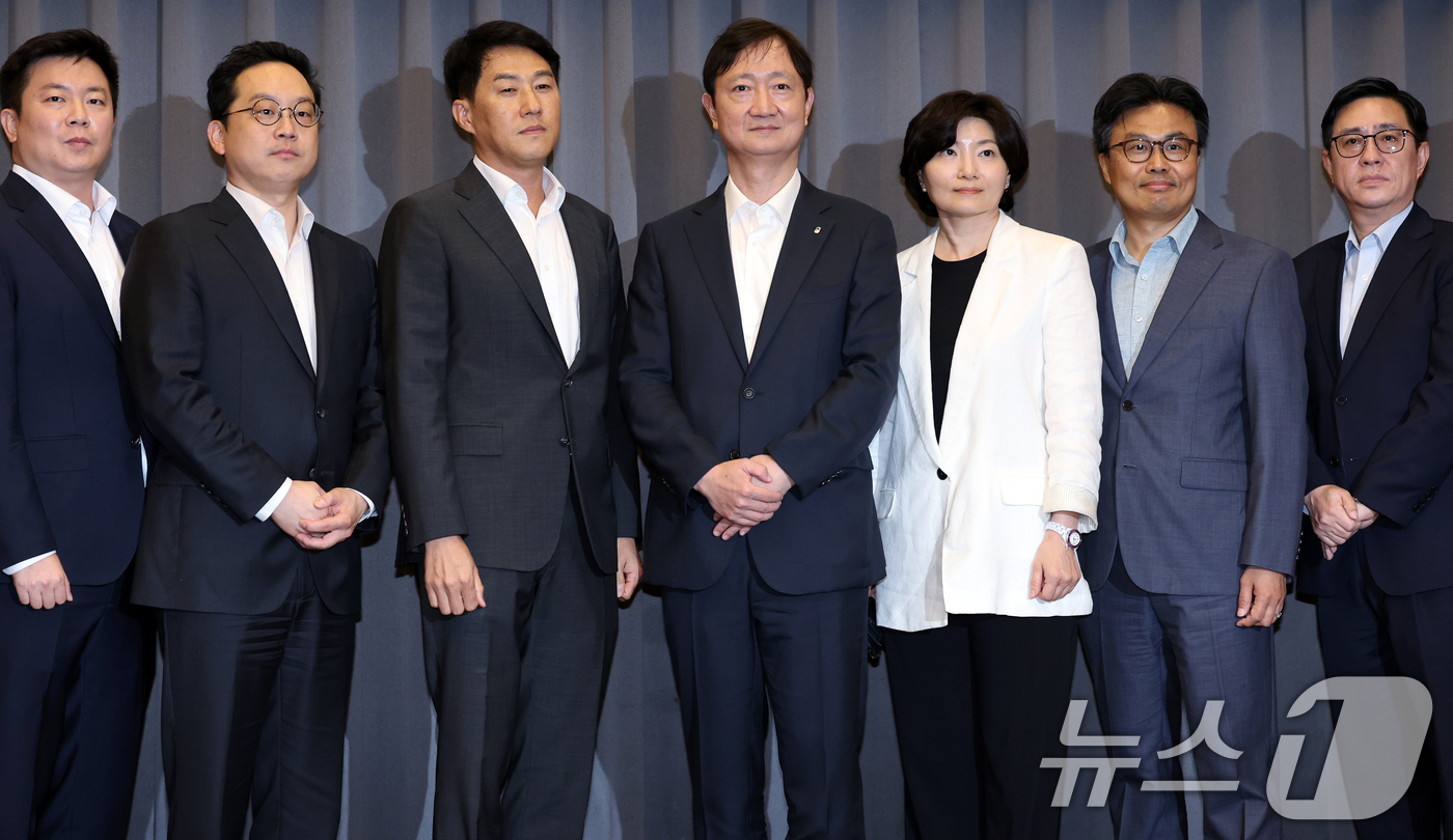 (서울=뉴스1) 박정호 기자 = 이찬진 금융감독원장(오른쪽 네 번째)이 30일 오후 서울시 서초구 강남대로 드림플러스 강남에서 열린 가상자산사업자 CEO 간담회에서 오경석 두나무 …