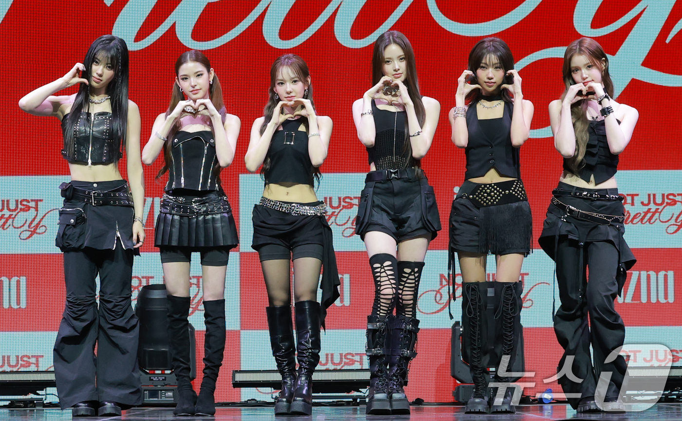 (서울=뉴스1) 권현진 기자 = 그룹 이즈나(izna)의 코코(왼쪽부터)와 마이, 유사랑, 방지민, 최정은, 정세비가 30일 서울 광진구 예스24 라이브홀에서 가진 두 번째 미니 …