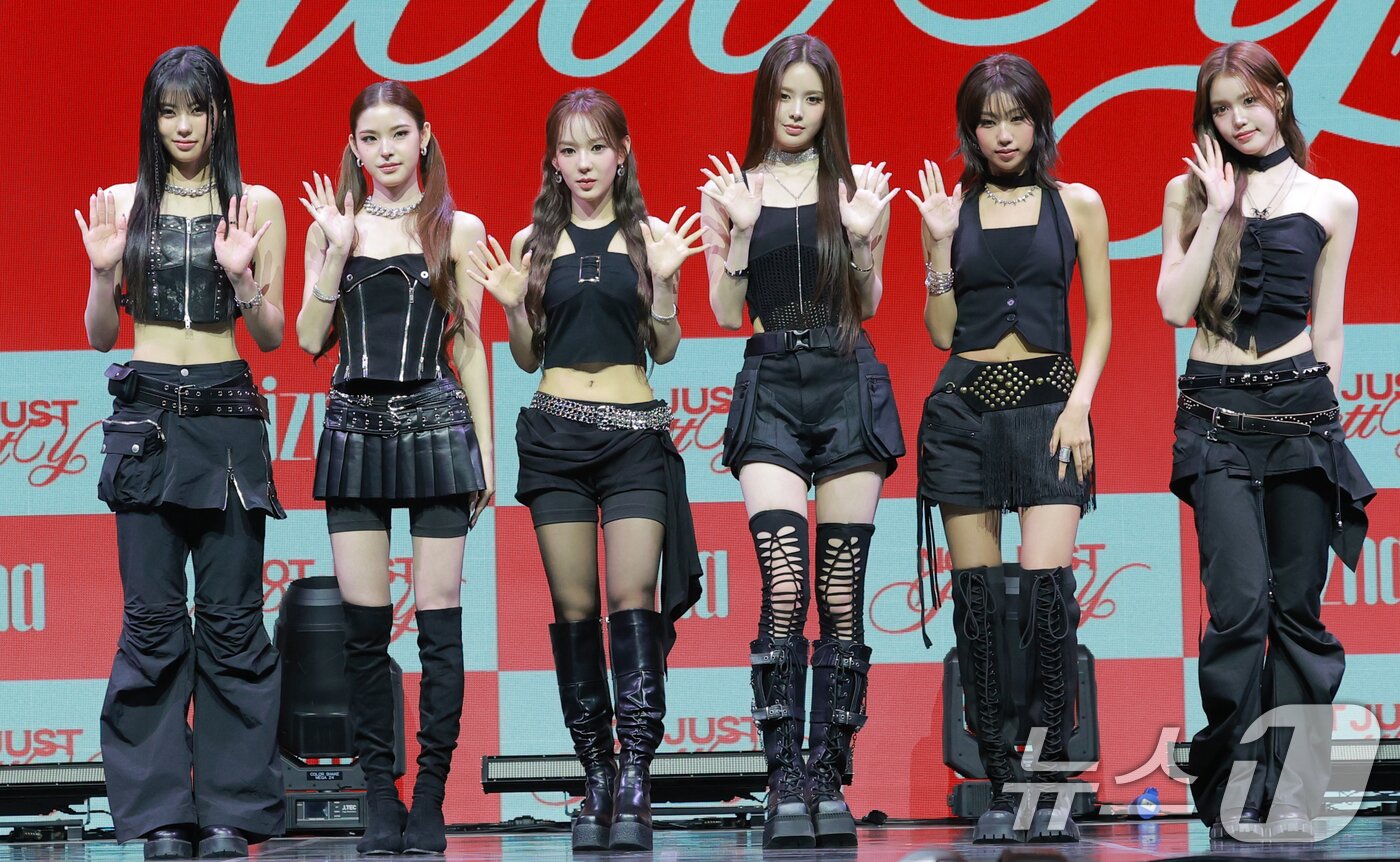 본문 이미지 - 그룹 이즈나(izna)의 코코(왼쪽부터)와 마이, 유사랑, 방지민, 최정은, 정세비가 30일 서울 광진구 예스24 라이브홀에서 가진 두 번째 미니 앨범 'Not Just Pretty(낫 저스트 프리티)' 발매 쇼케이스에서 포즈를 취하고 있다. 2025.9.30/뉴스1 ⓒ News1 권현진 기자