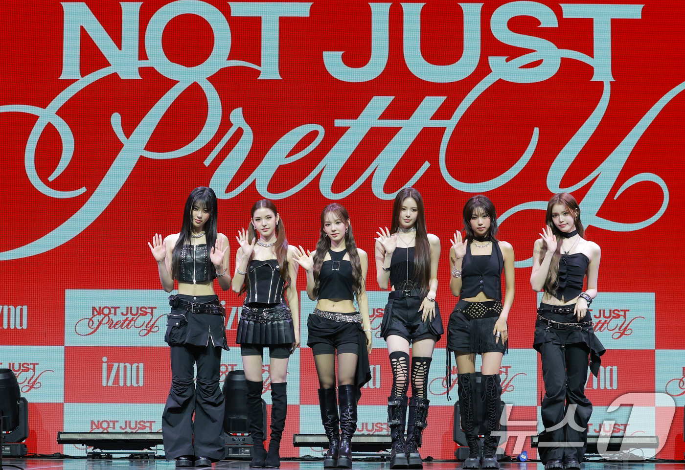 (서울=뉴스1) 권현진 기자 = 그룹 이즈나(izna)의 코코(왼쪽부터)와 마이, 유사랑, 방지민, 최정은, 정세비가 30일 서울 광진구 예스24 라이브홀에서 가진 두 번째 미니 …