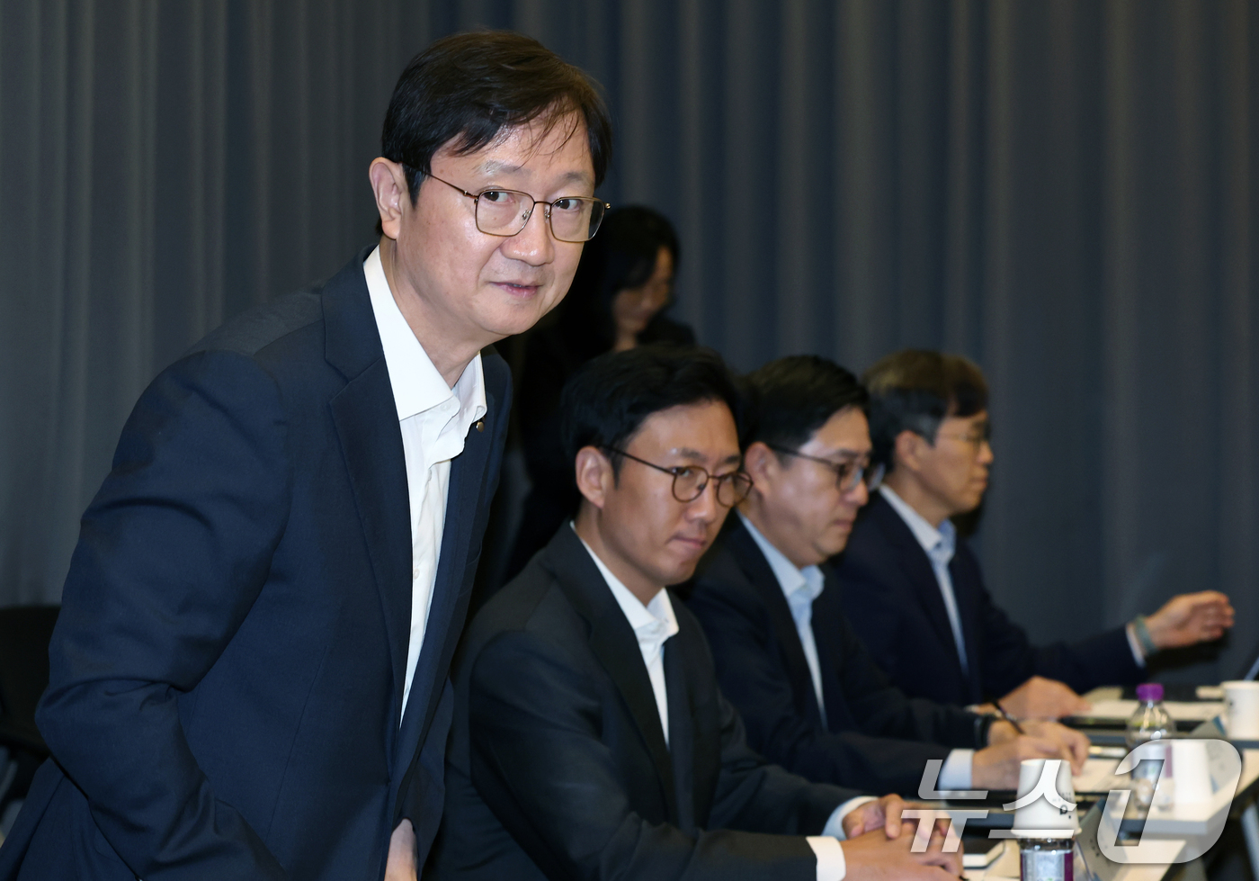 (서울=뉴스1) 박정호 기자 = 이찬진 금융감독원장이 30일 오후 서울시 서초구 강남대로 드림플러스 강남에서 열린 가상자산사업자 CEO 간담회에서 모두 발언에 앞서 인사를 하고 있 …