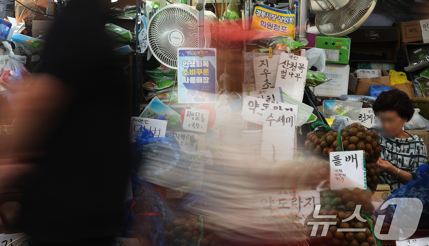 (서울=뉴스1) 이호윤 기자 = 통계청이 '8월 산업활동동향'에서 지난달 소매판매액 지수는 전달보다 2.4% 감소했다고 밝혔다. 지난 7월 소비쿠폰 지급 등의 효과로 모처럼 소비가 …