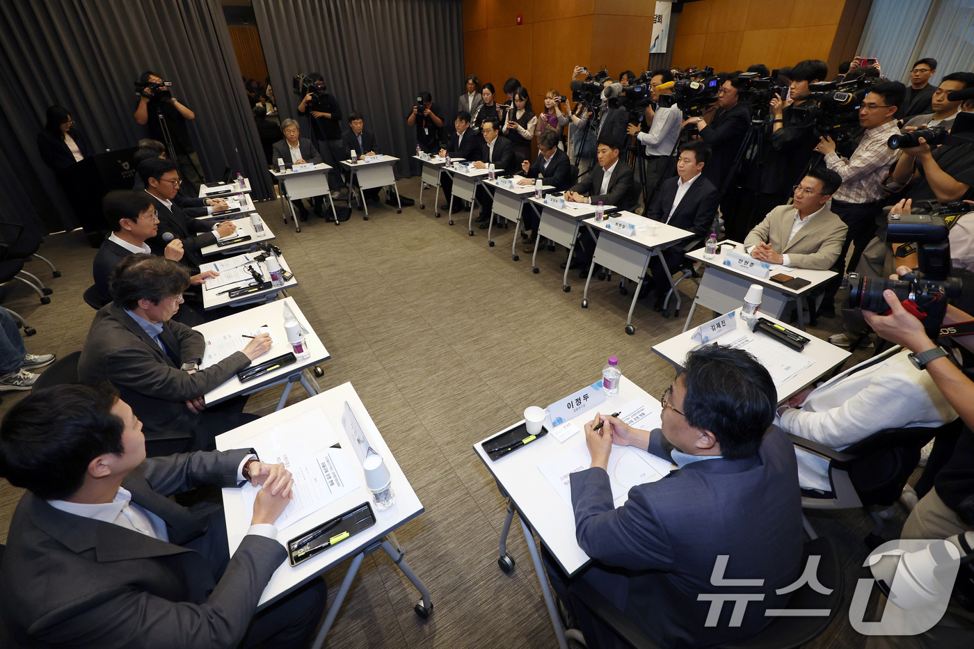 (서울=뉴스1) 박정호 기자 = 이찬진 금융감독원장이 30일 오후 서울시 서초구 강남대로 드림플러스 강남에서 열린 가상자산사업자 CEO 간담회에서 모두 발언을 하고 있다. 2025 …